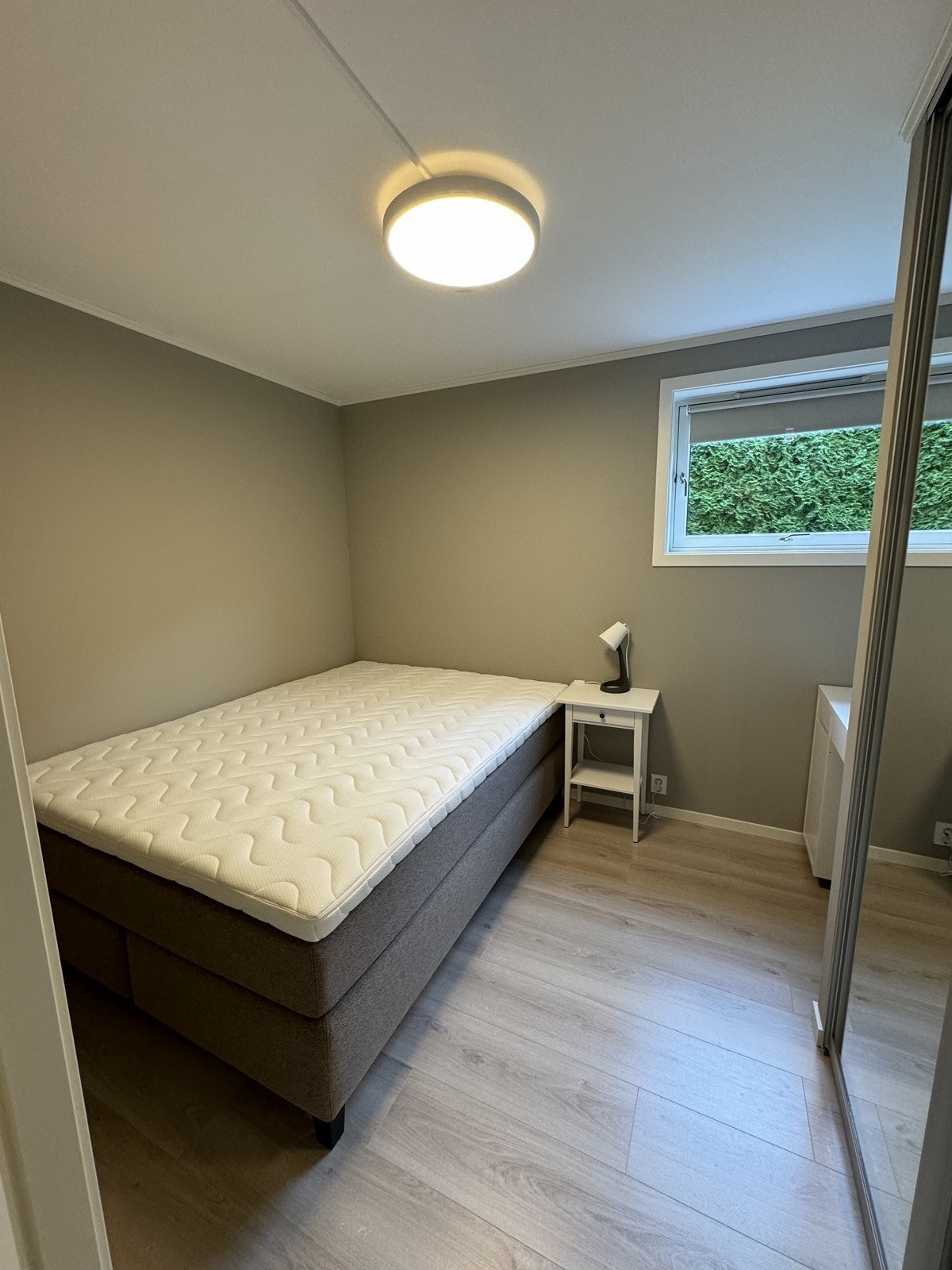 Nydelig soverom med dobbeltseng, skrivepult og integrert skyvedsørsgarderobe. Galleribilde