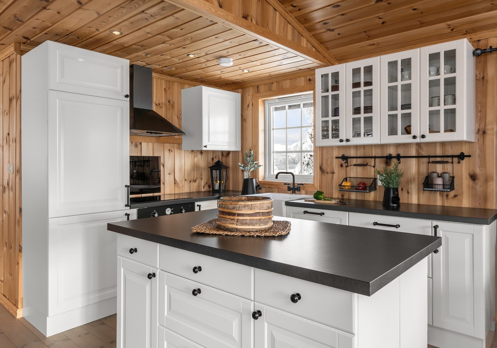 Tidløst kjøkken med lyse, profilerte fronter og integrerte hvitevarer. Galleribilde