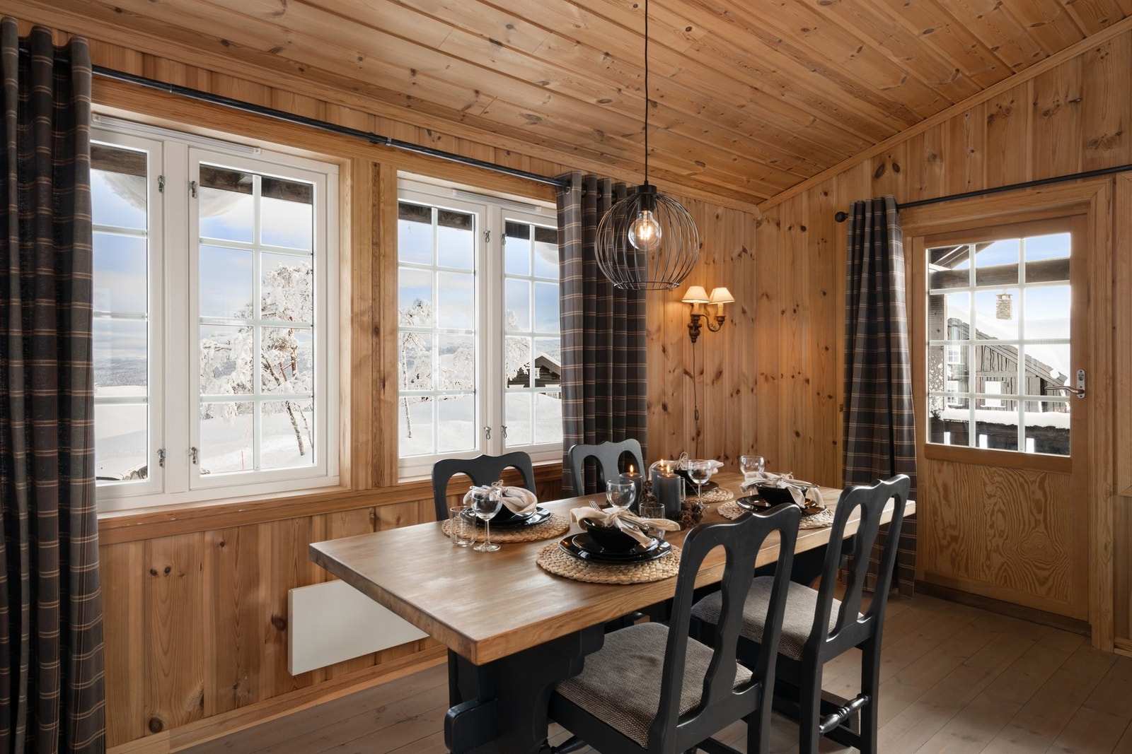 Det er romslig plass til spisegruppe. Her kan man nyte gode, lange måltider. Galleribilde