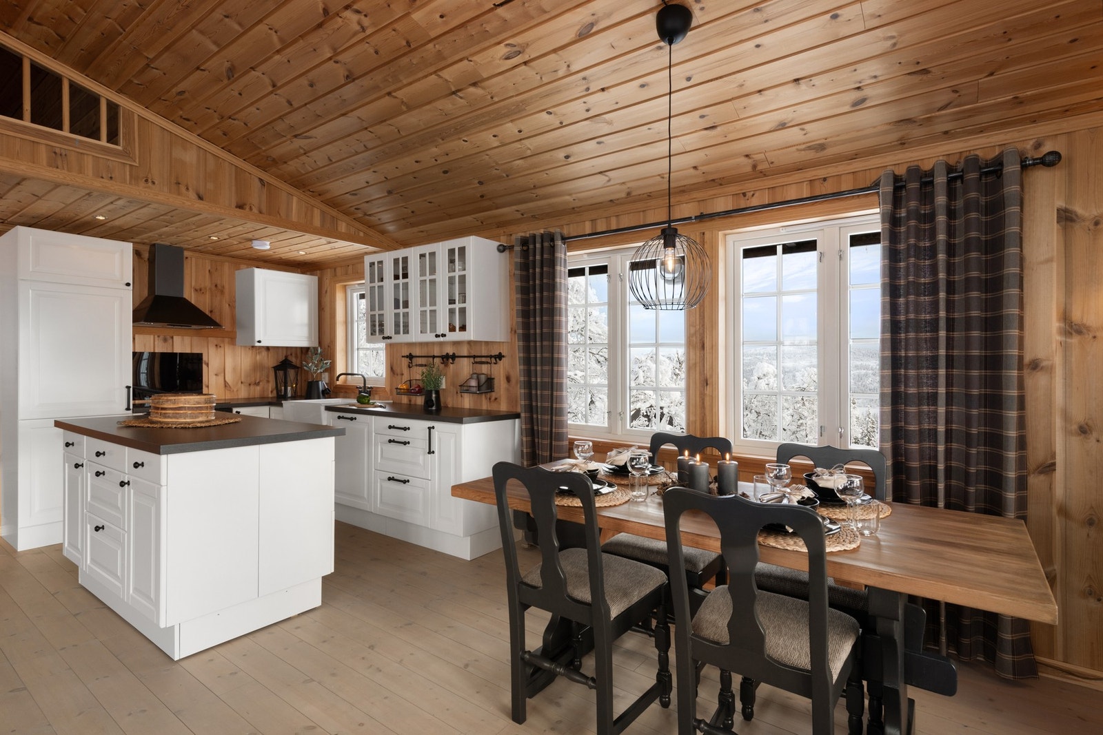 Hyttas samlingspunkt med åpen stue- og kjøkkenløsning. Galleribilde