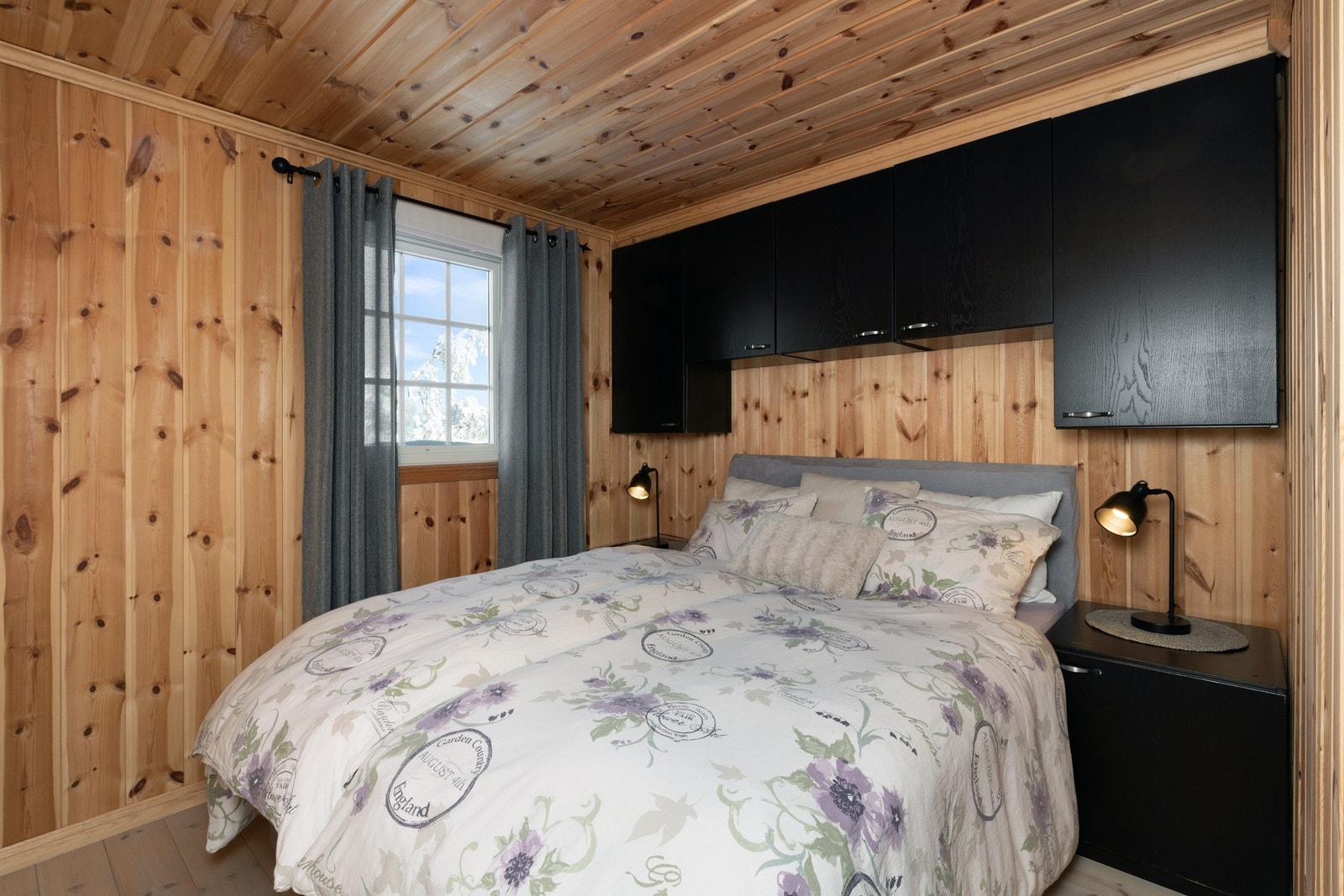 Romslig soverom med god skapplass over dobbeltseng. Galleribilde