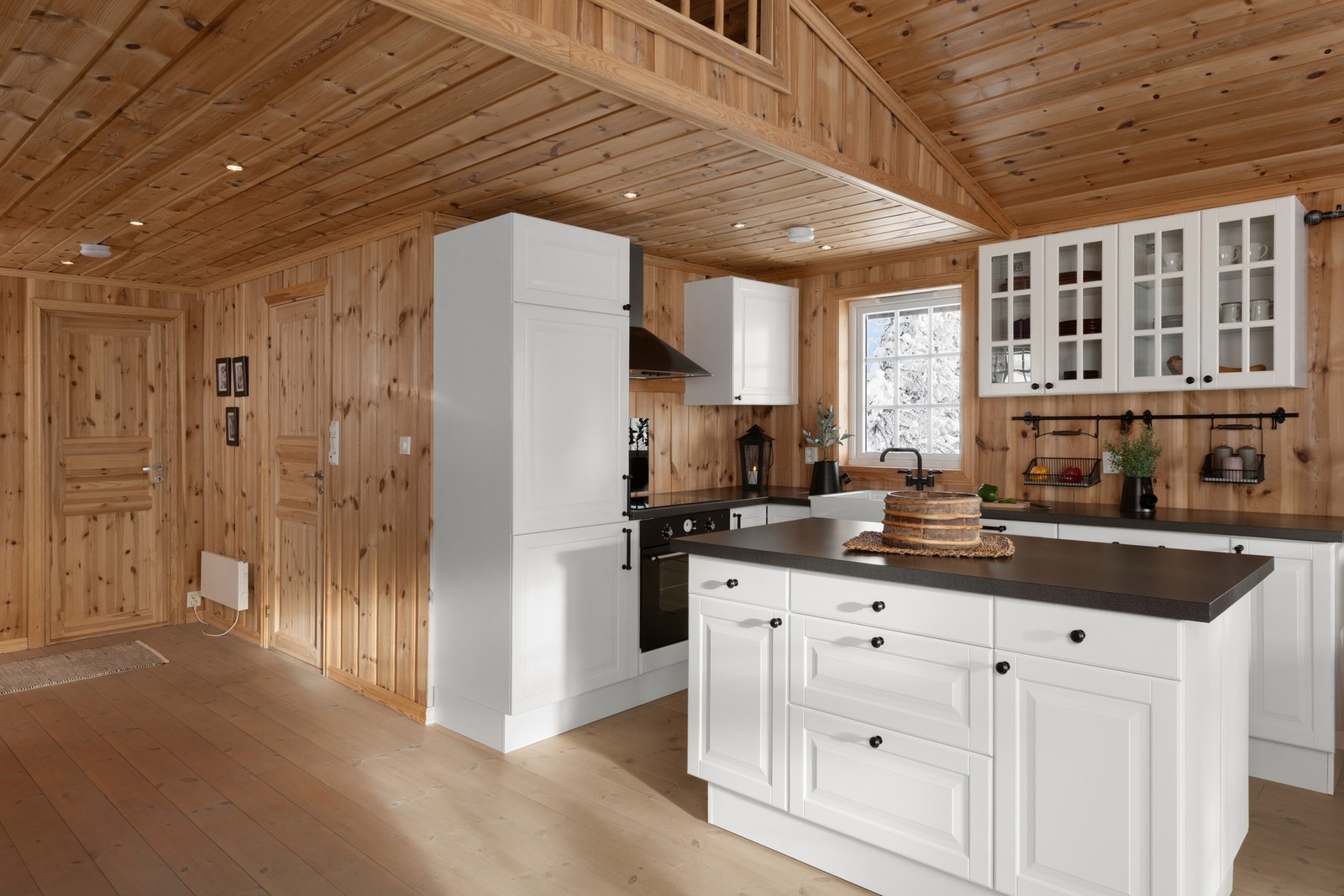 Kjøkkenøyen gir godt med ekstra skap- og benkeplass og gjør matlagingen sosial. Galleribilde