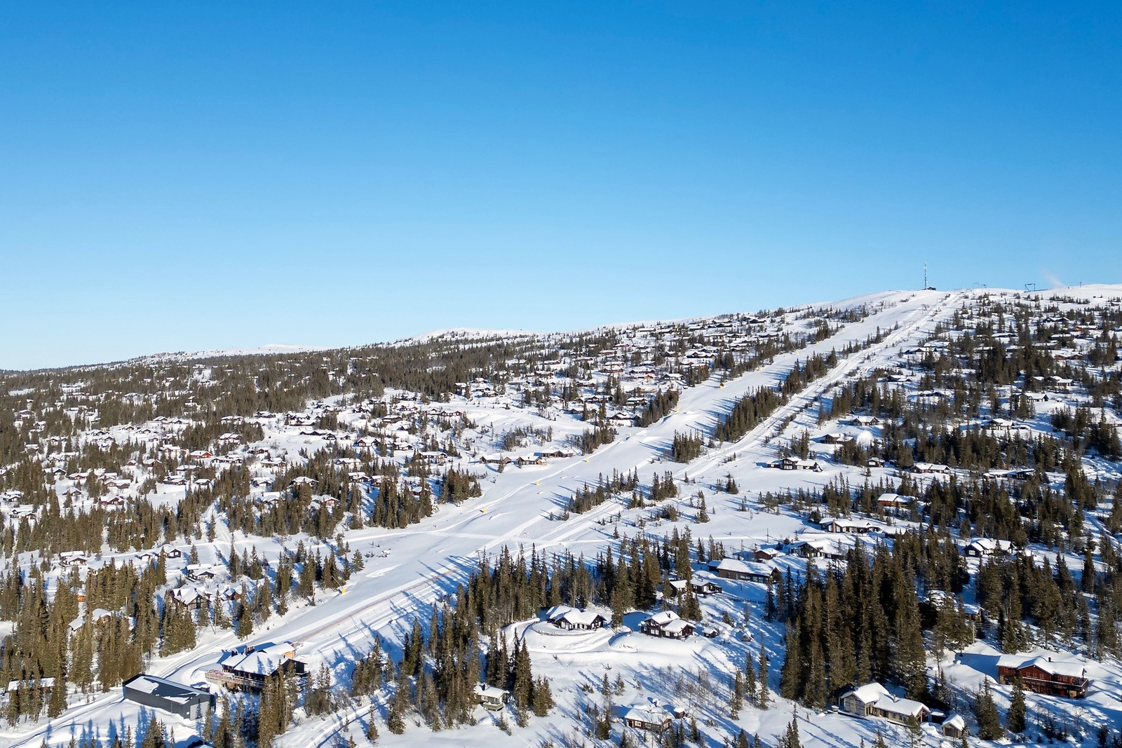 Haglebu skisenter med 3 skiheiser og to hovedbakker, samt løyper med varierende vanskelighetsgrader. Galleribilde