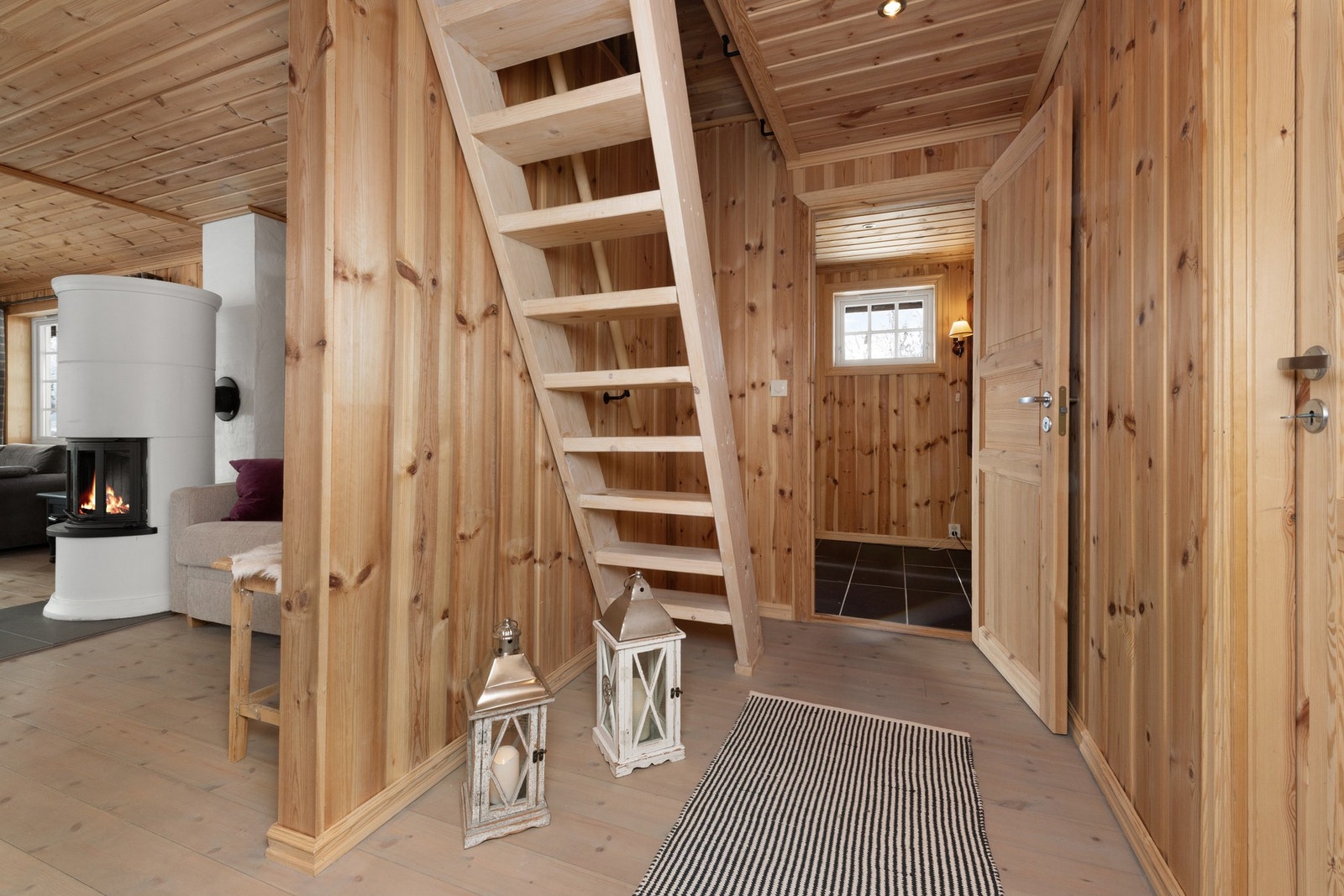 Velkommen inn! Flislagt entre som fører videre inn i hytta. Galleribilde