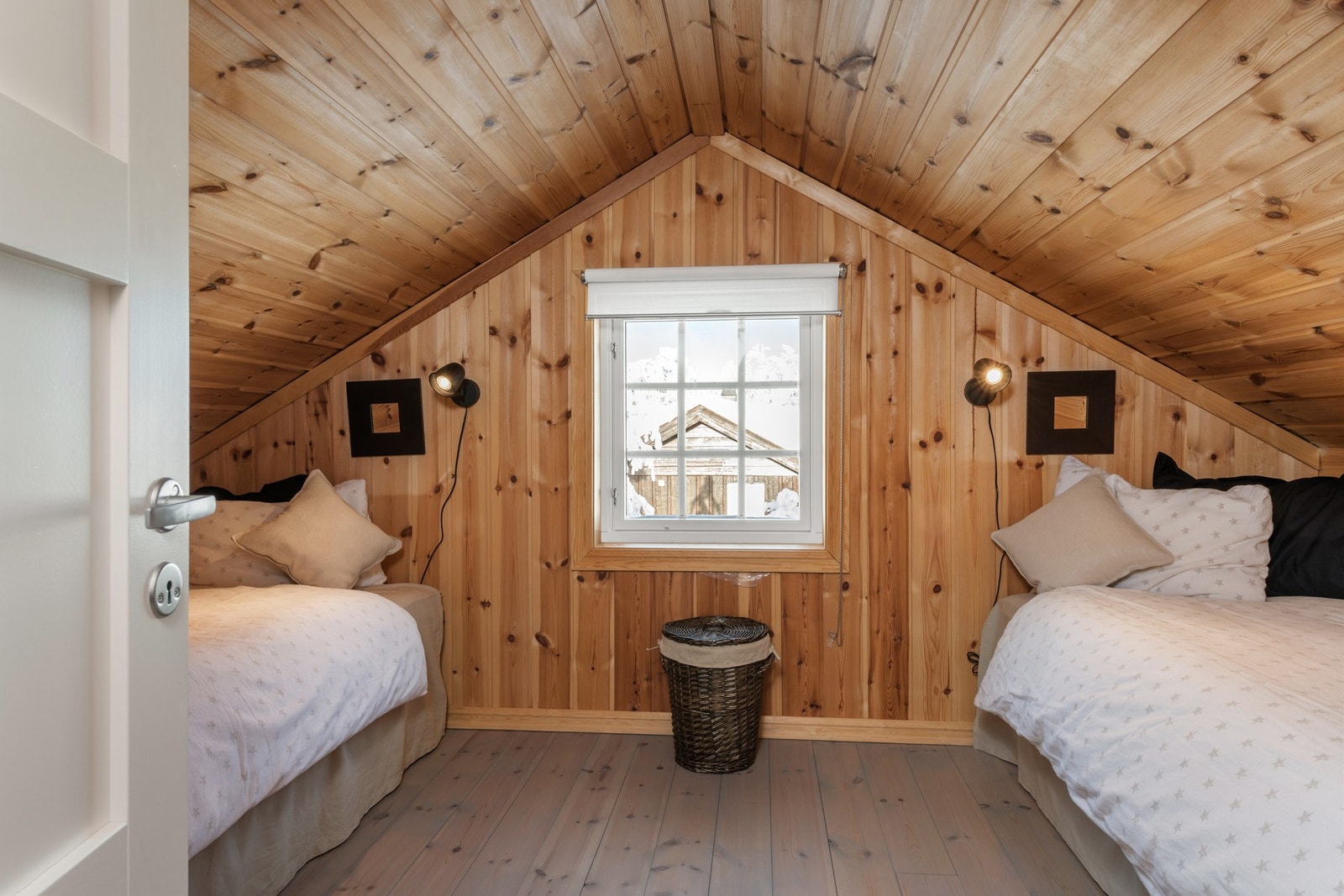 Hemsrommet er innredet med to enkeltsenger og er svært praktisk. Galleribilde