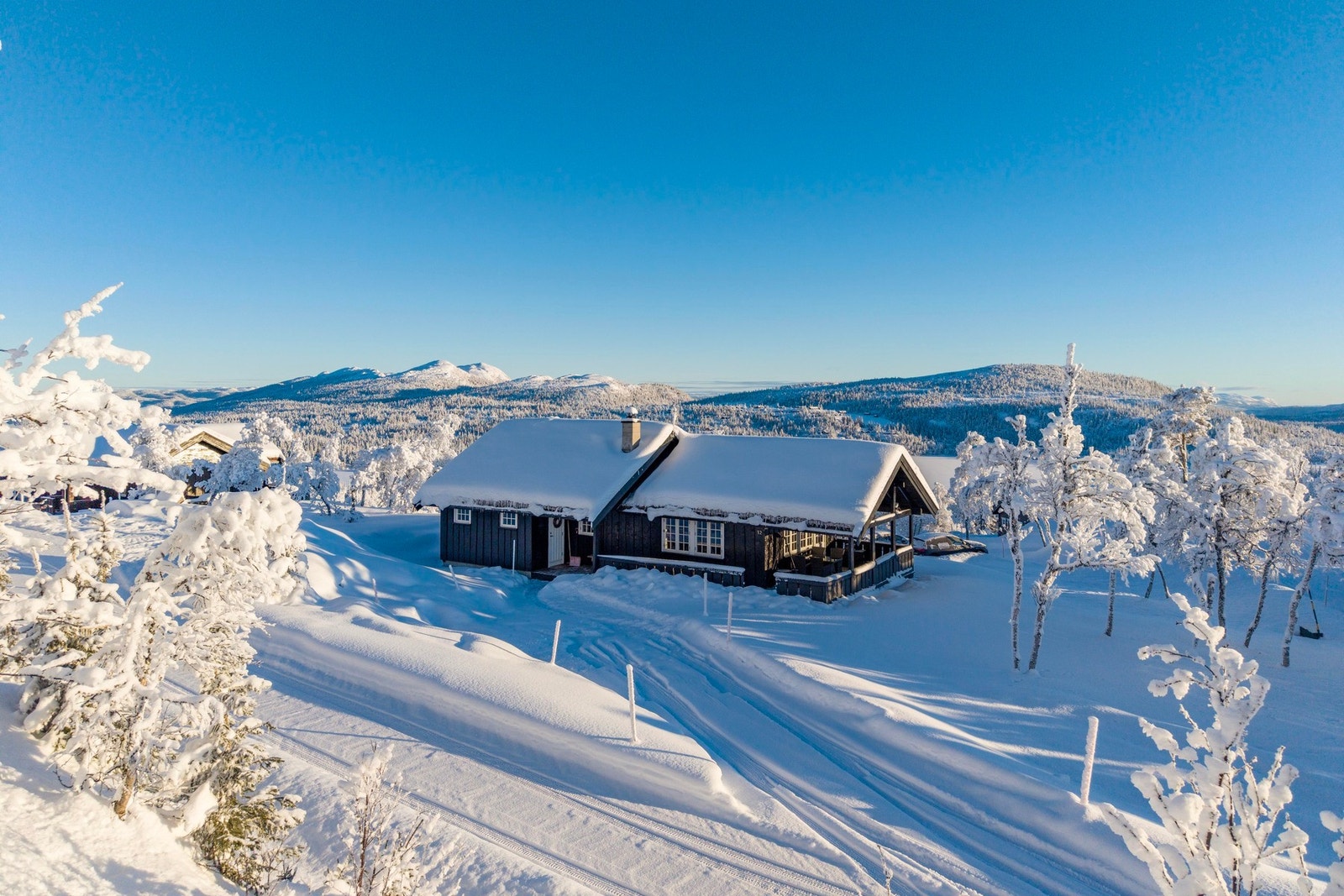 Hytta har fantastisk utsikt utover fjellheimen. Galleribilde
