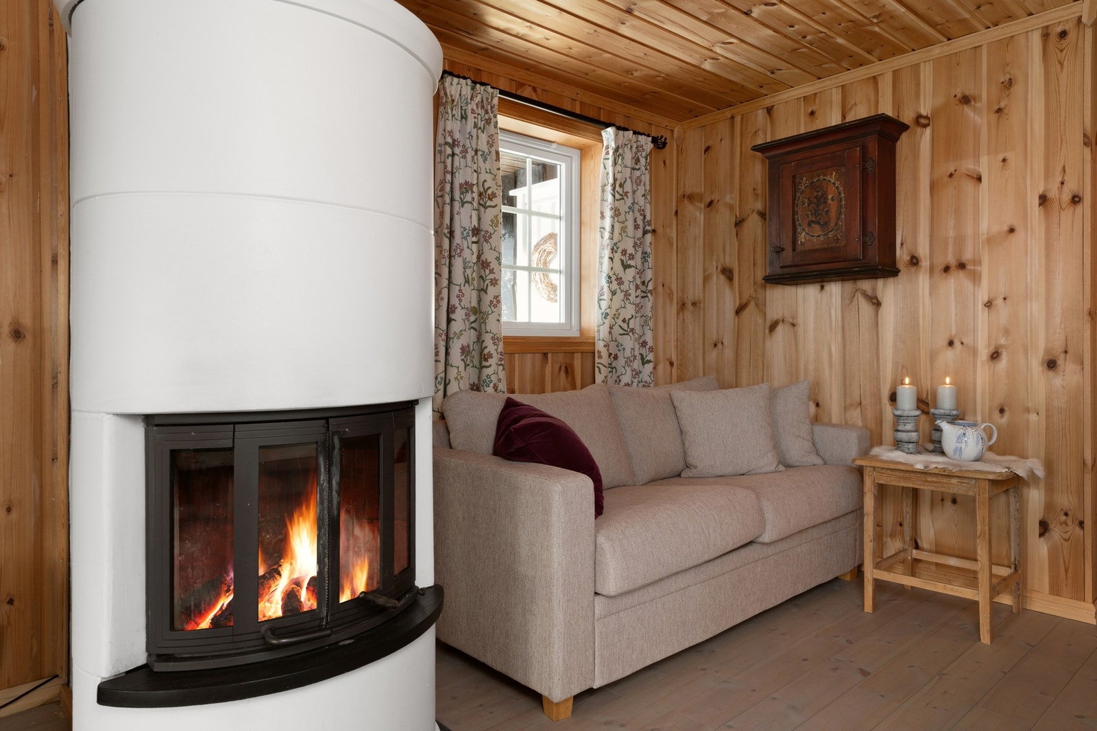 Hyggelig liten krok ved peisen. Galleribilde