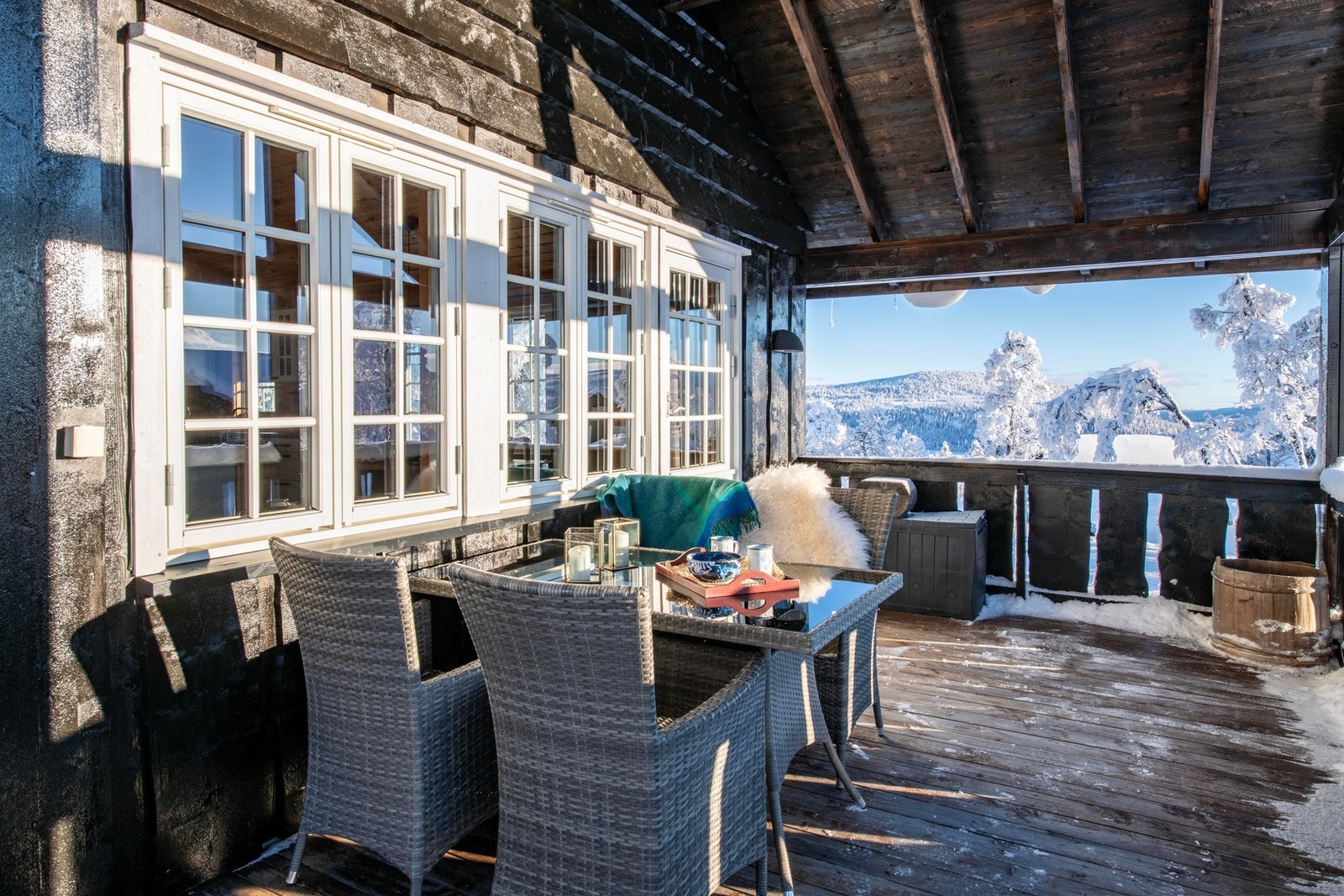 Overbygget terrasse med nydelig utsikt. Utgang fra stuen. Galleribilde