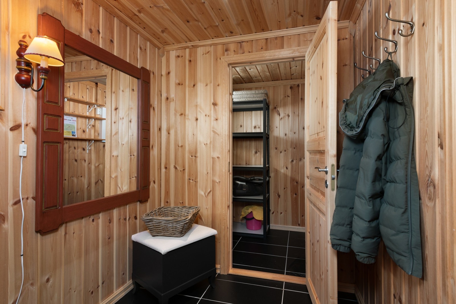 I forbindelse med entreen finner man en praktisk bod til oppbevaring. Galleribilde