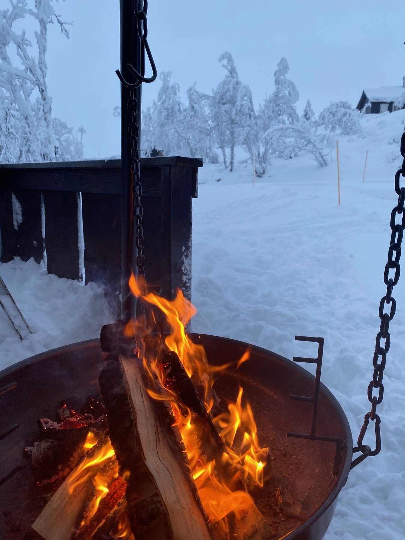 Bålpannekos på hytta. Galleribilde