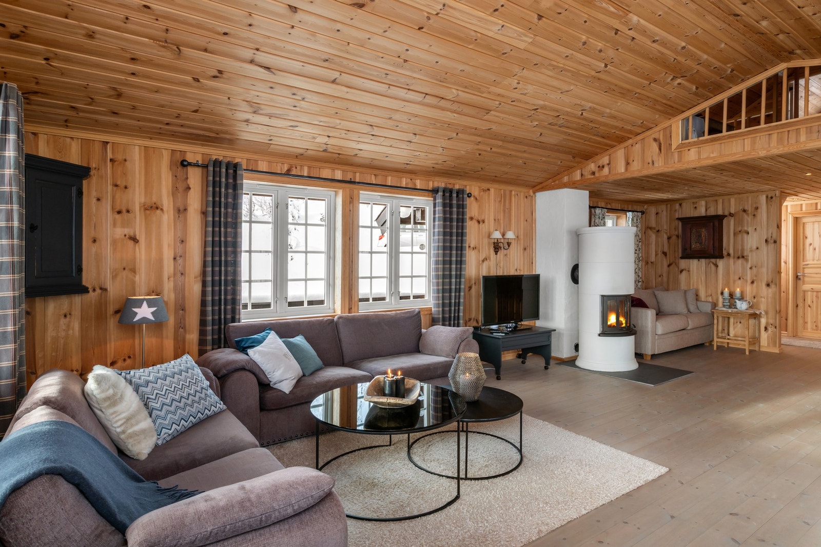 Åpen himling bidrar til romslig atmosfære. Galleribilde