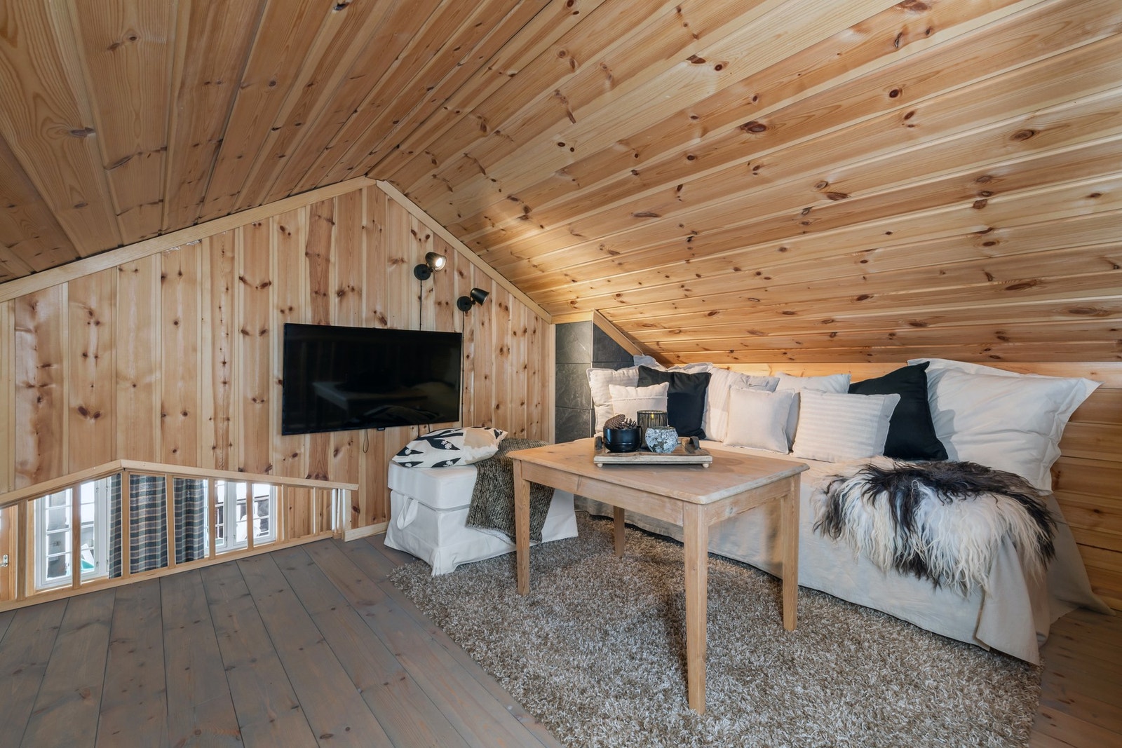 Verdifull ekstra stue og et hyggelig sted for barna å trekke seg vekk. Galleribilde