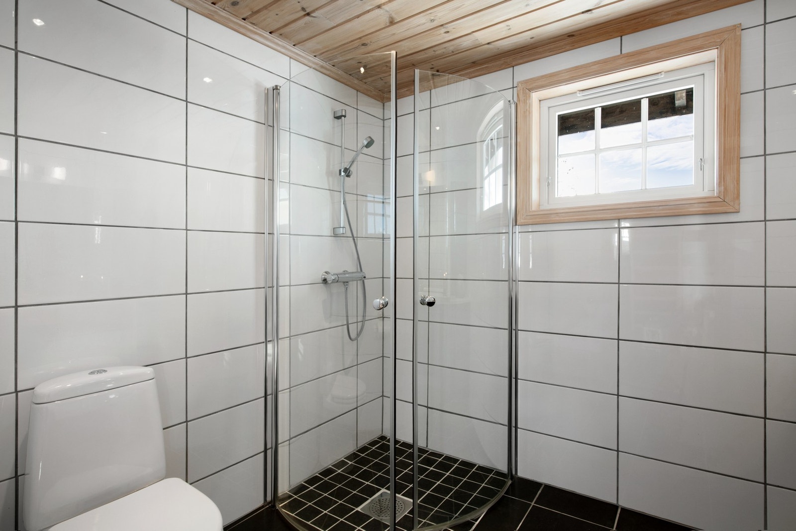 Både gulv og vegger er flislagte. Galleribilde