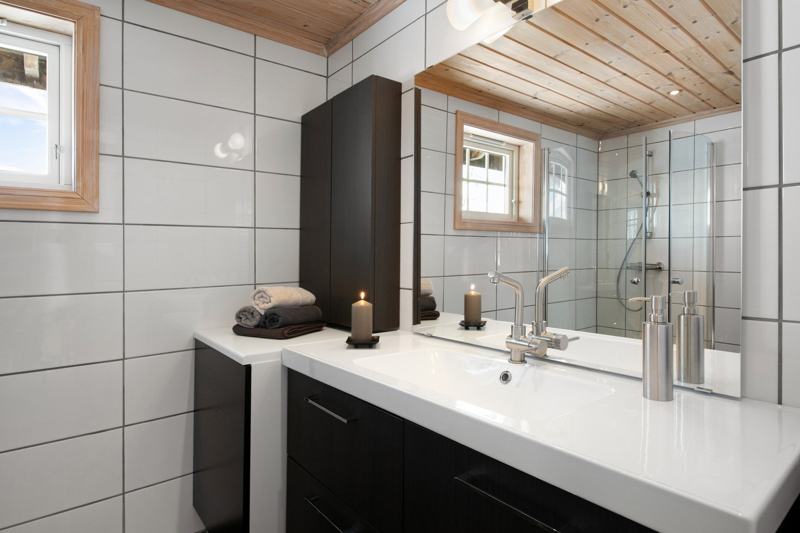 Badet er utstyrt med servant, dushjørne og toalett. Galleribilde