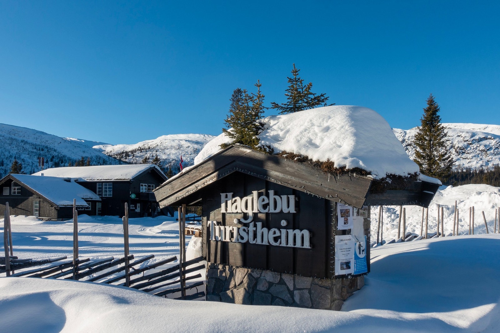 Haglebu turistheim har en hyggelig kafe med og har sesongbasert drift. Galleribilde