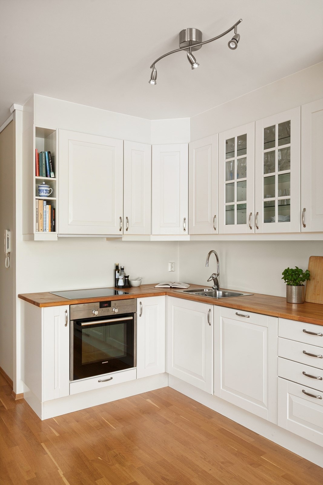 Benkeplaten er i heltre, nedfelt oppvaskkum i rustfritt stål med ettgreps svingbare blandingsbatteri i krom. Det er integrerte
hvitevarer som platetopp, stekeovn, oppvaskmaskin, kjøleskap og frys. Galleribilde