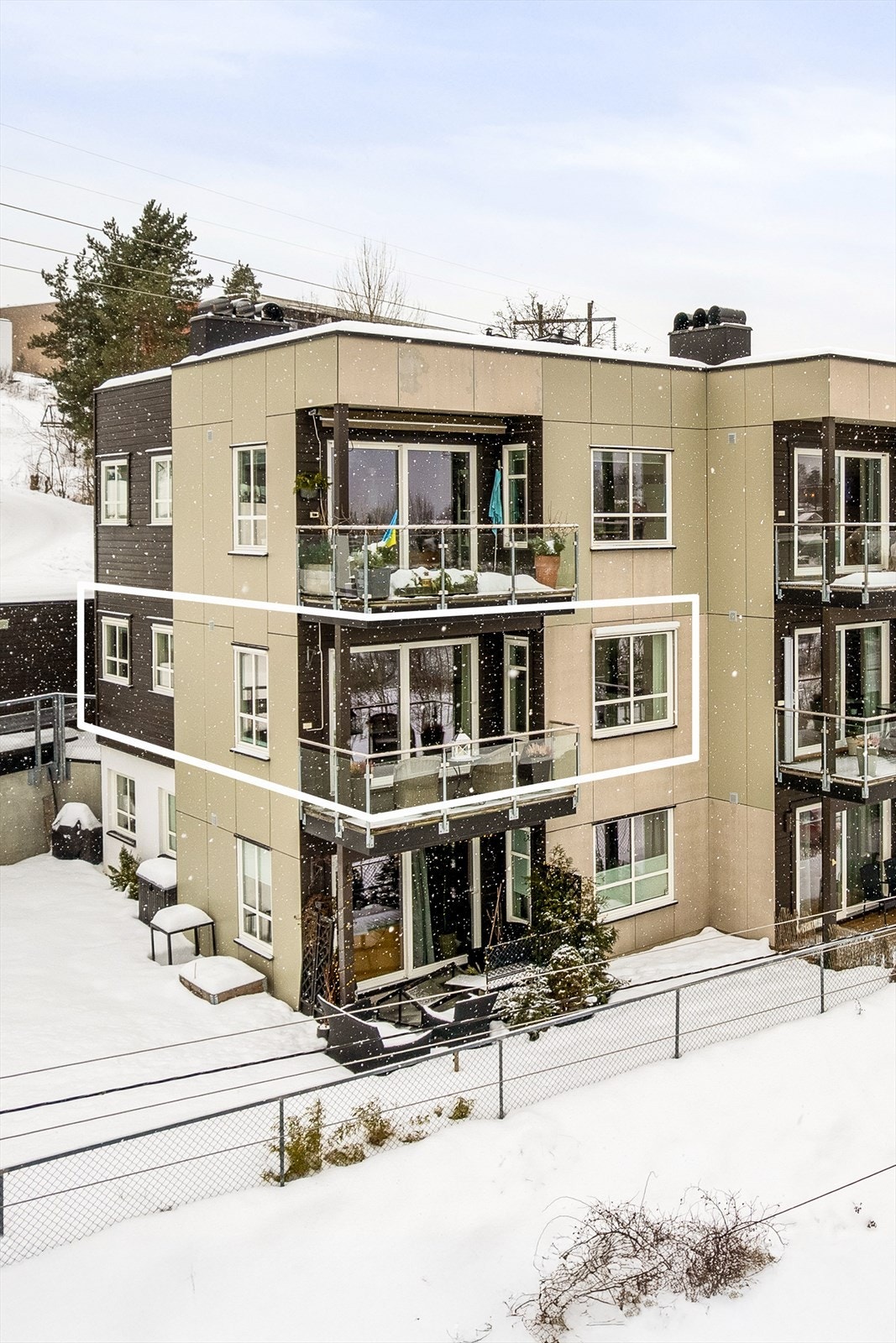 Her bor du barnevennlig og tilbaketrukket, samtidig som du har kort vei til både natur, servicetilbud og offentlig kommunikasjon. Asker sentrum er lett tilgjengelig både med bil, buss og sykkel. Galleribilde