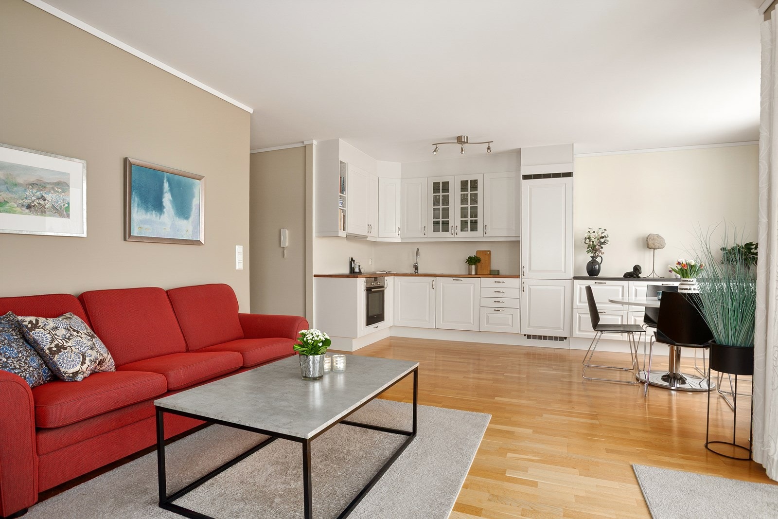 Romslig, åpen stue- og kjøkkenløsning, perfekt for både hverdag og gjester. Galleribilde