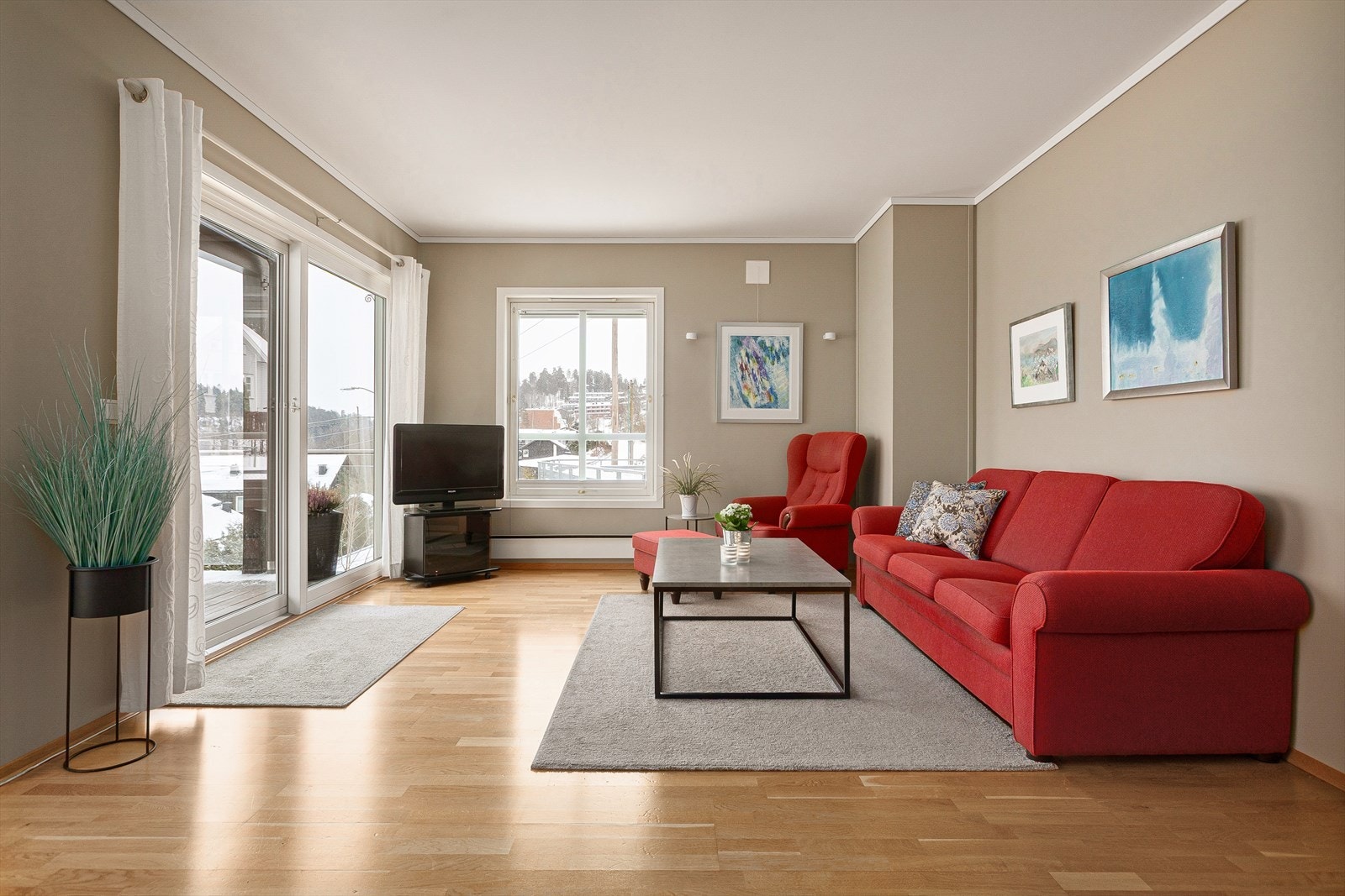 Åpen og innbydende løsning med store vindusflater som slipper inn rikelig med lys, samt utgang til balkong. Galleribilde