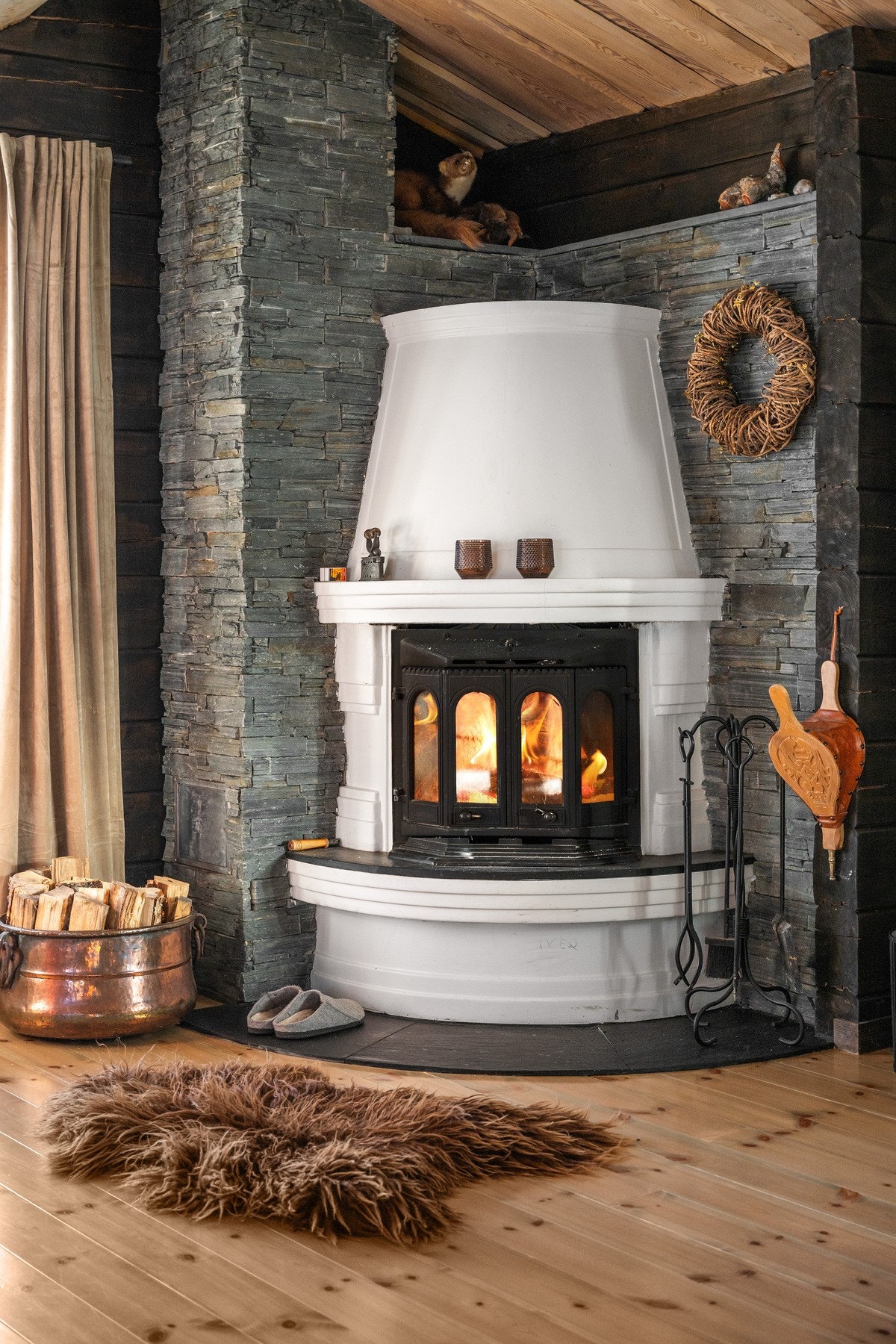 Peis som gir varme og stemning etter lange dager ute i fjellet. Galleribilde