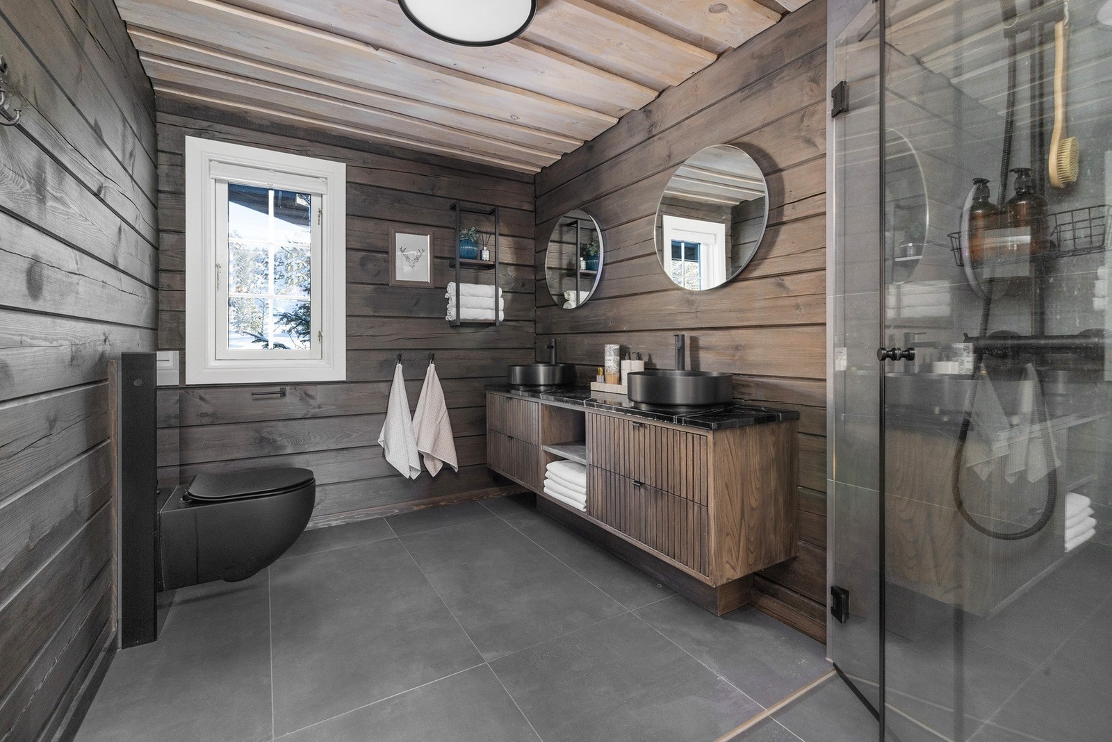 Delikat bad med gjennomtenkte materialvalg og moderne uttrykk. Galleribilde