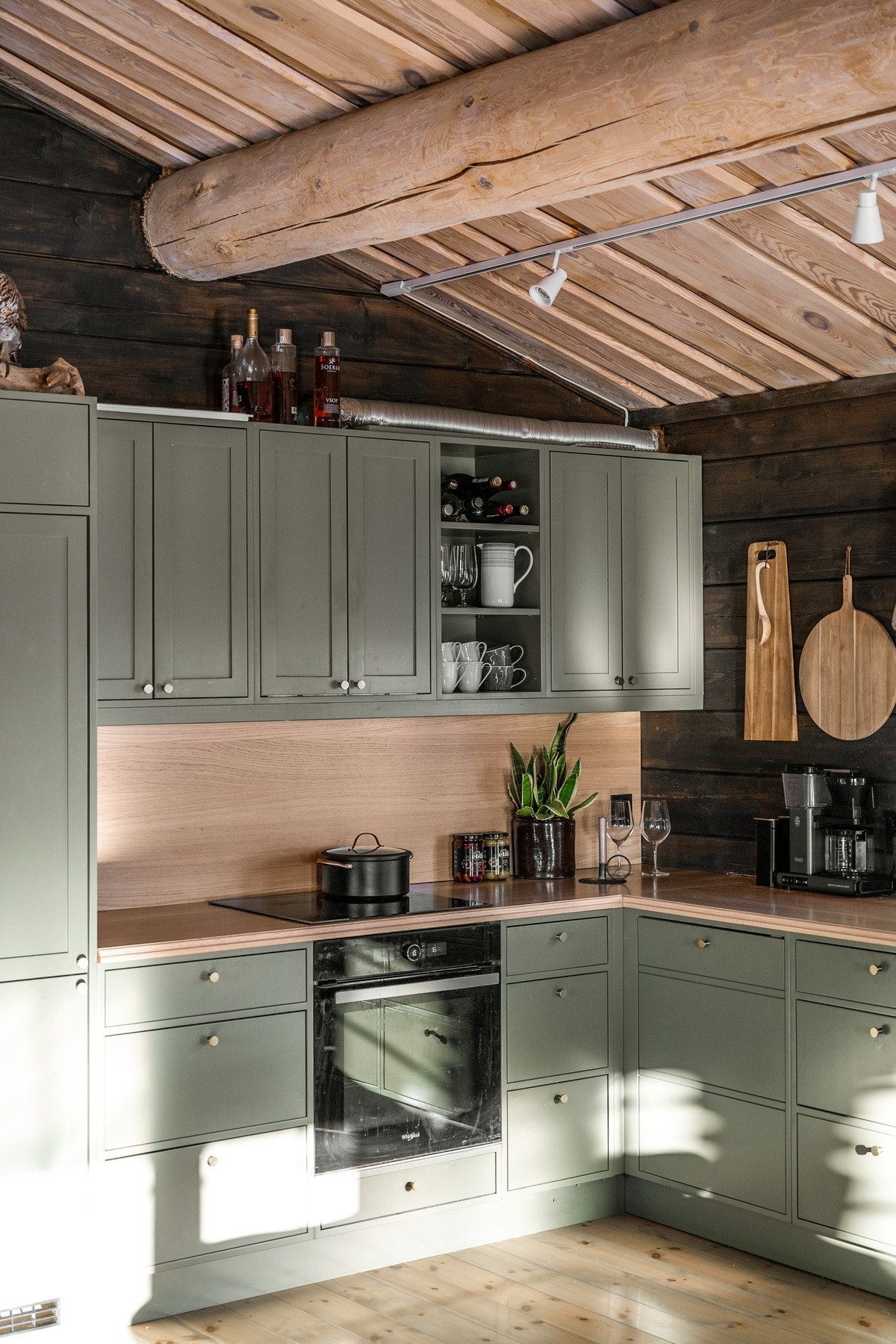 Moderne kjøkken i en delikat grønnfarge, med rene linjer og god arbeidsplass - både praktisk og stilfullt. Galleribilde