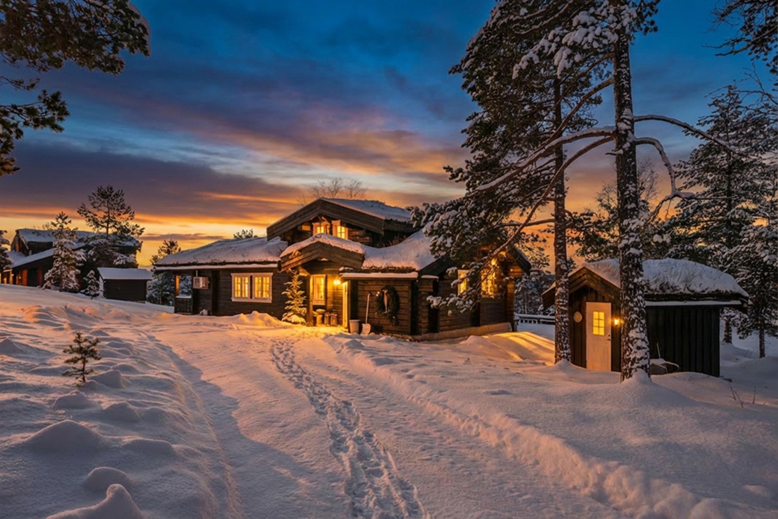 Lun og moderne fjellhytte med peis, åpen stue- og kjøkkenløsning, fire soverom, loftstue og delikat bad. Solrik uteplass og egen grillhytte med badstue - perfekt for helårskos i fjellet. Galleribilde
