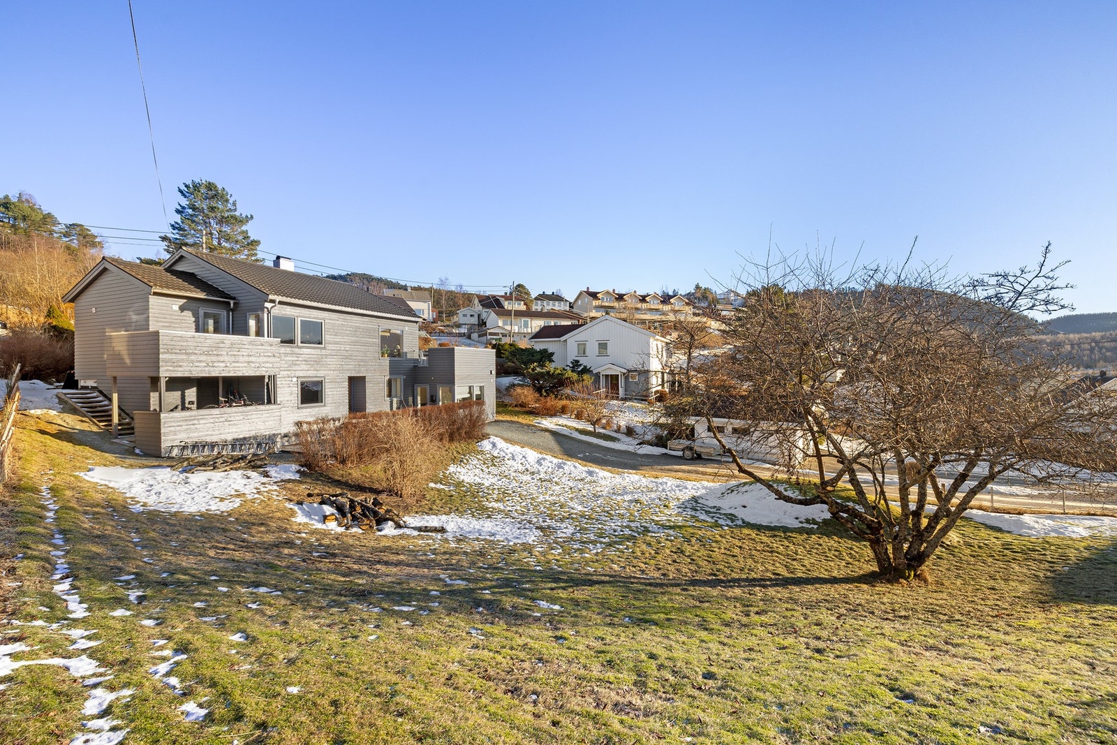 Boligens flere uteplasser gir gode forutsetninger til å nyte solen dagen lang. Galleribilde