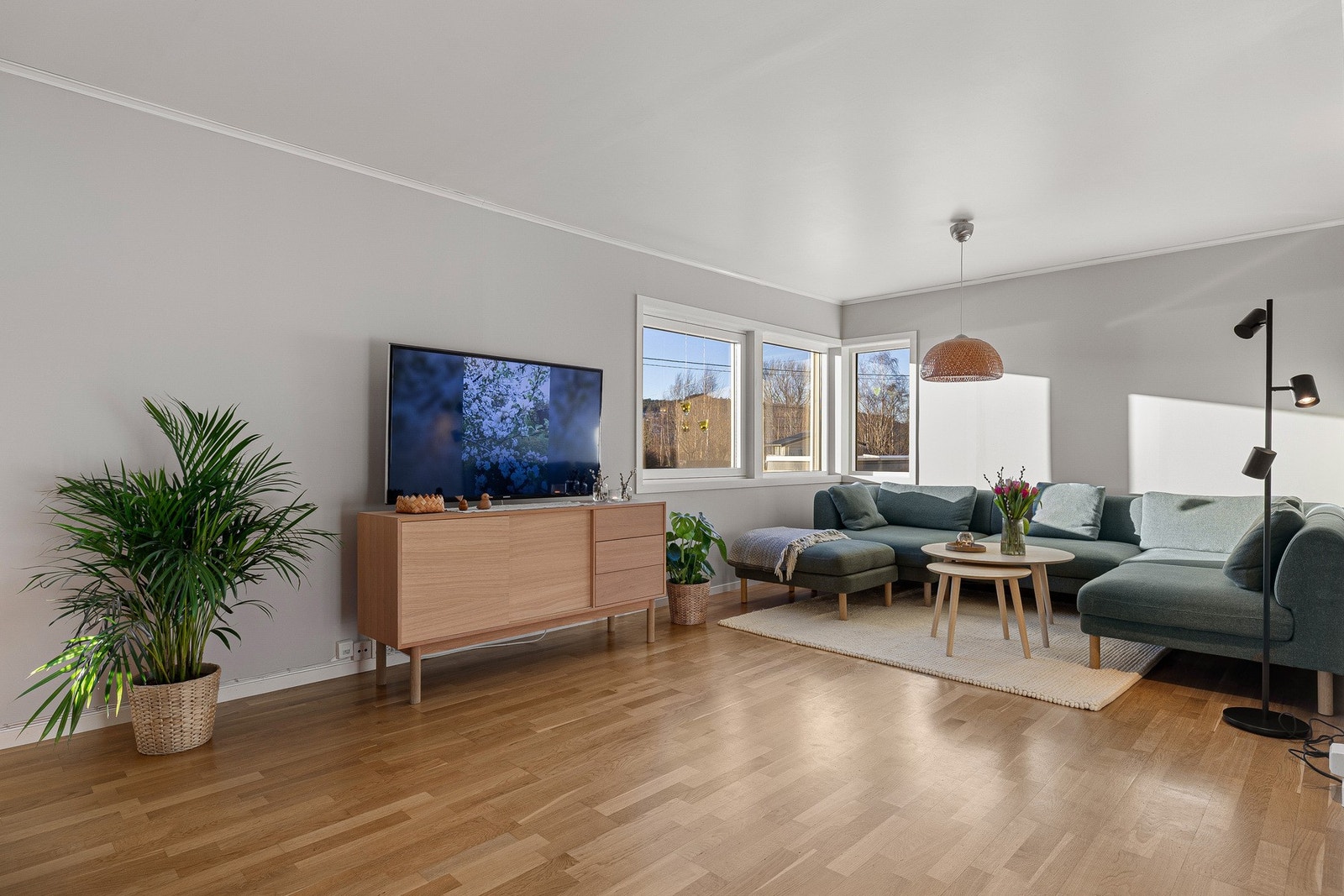 Parkett på gulv, malt overflate på vegger og malt overflate med downlights i himling i noen deler av rommet. Galleribilde