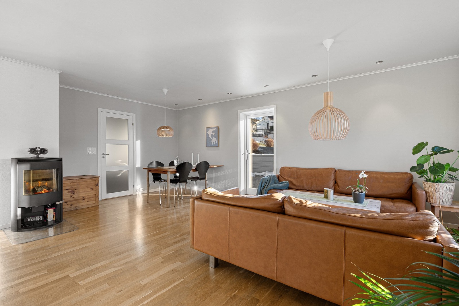 Stuen gir god plass for å innrede med spisestue møblement som et samlingspunkt. Galleribilde