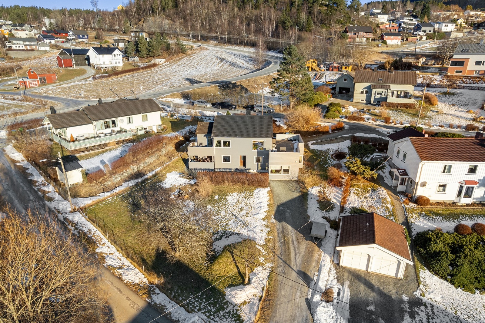 Romslig tomt på over 1 mål. Galleribilde