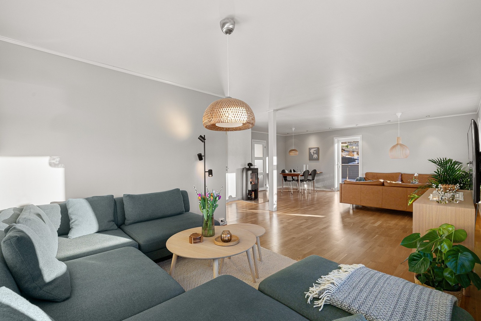 Som varmekilde har stuen vedfyring som gir en god atmosfære i rommet. Galleribilde