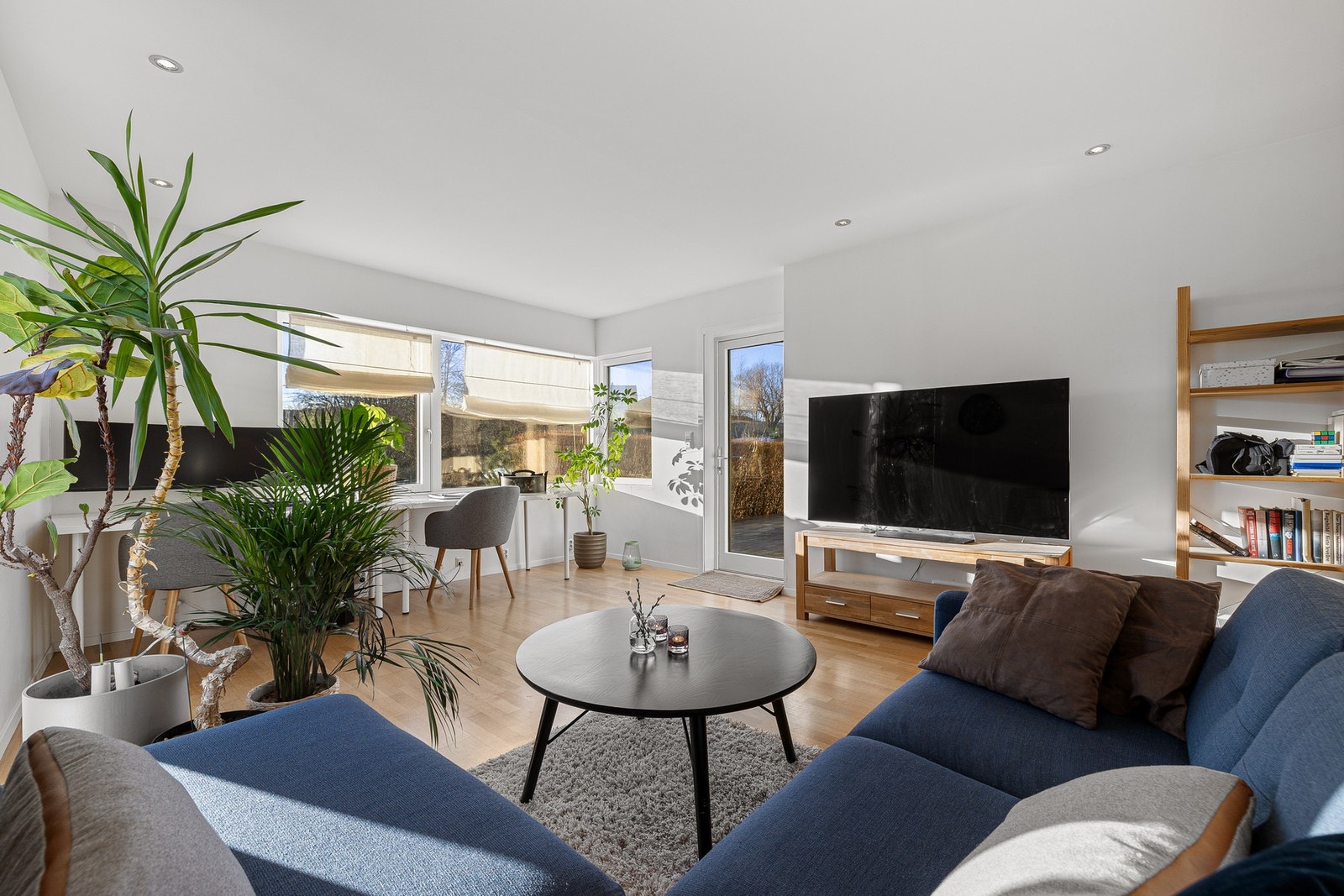 Hyggelig stue i sokkel etasje på 30 kvm. Utgang til terrasse og uteområde. Galleribilde