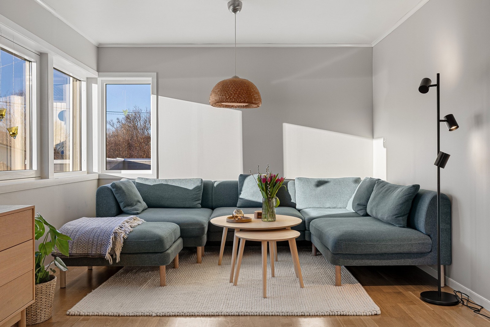 Romslig stue på 42 kvm med gjennomgående moderne preg. Galleribilde