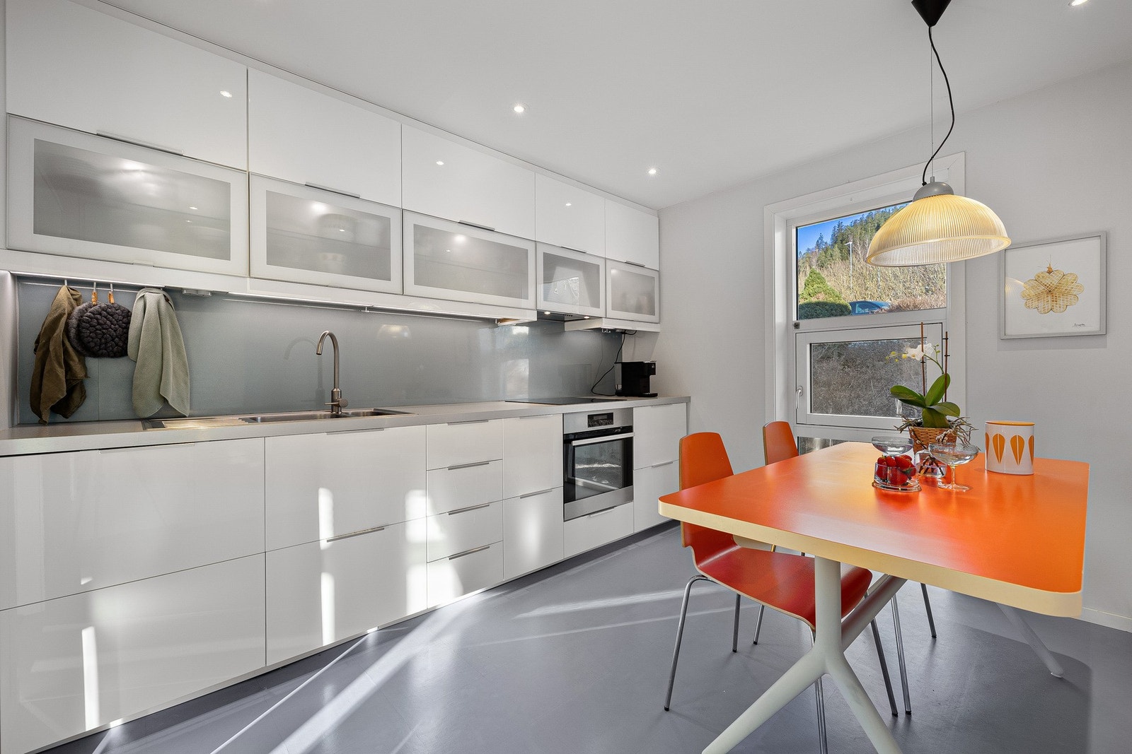 Det er integrert oppvaskmaskin, stekeovn, platetopp og kjøl/fryseskap. Vinylflis på gulv. Galleribilde