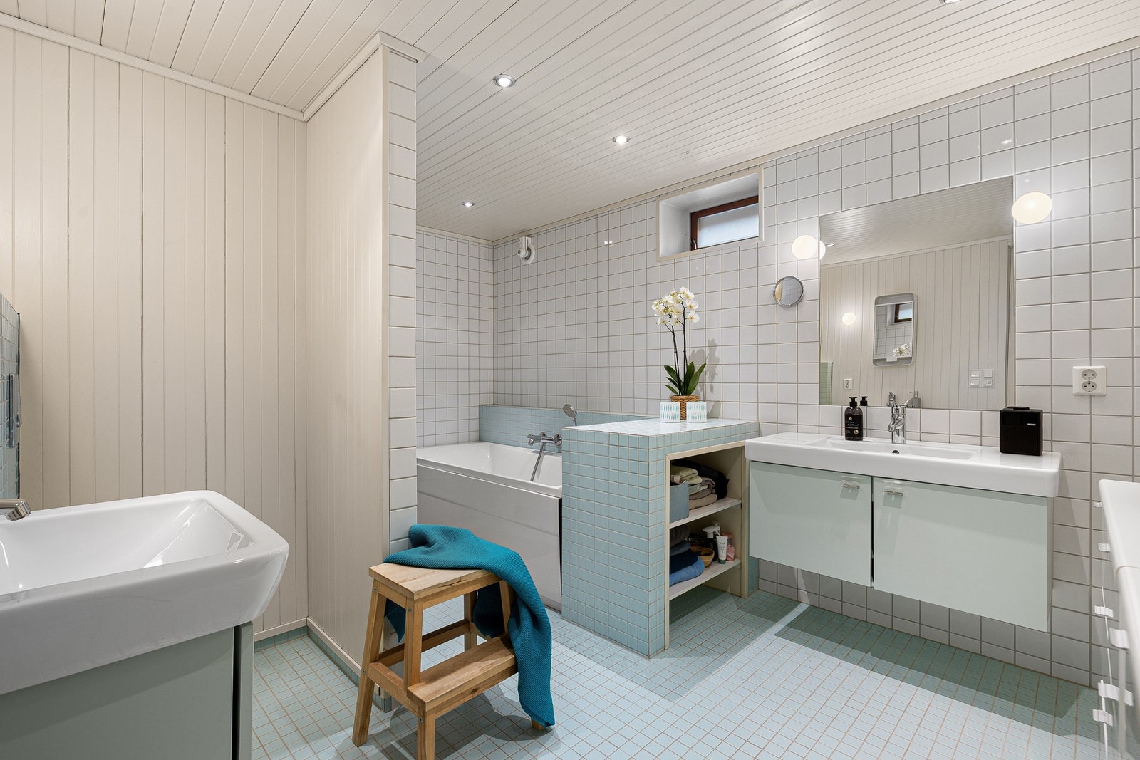 Utstyrt med 2 servantskap, 2 servanter, badekar, veggmontert toalett og dusjnisje. Galleribilde