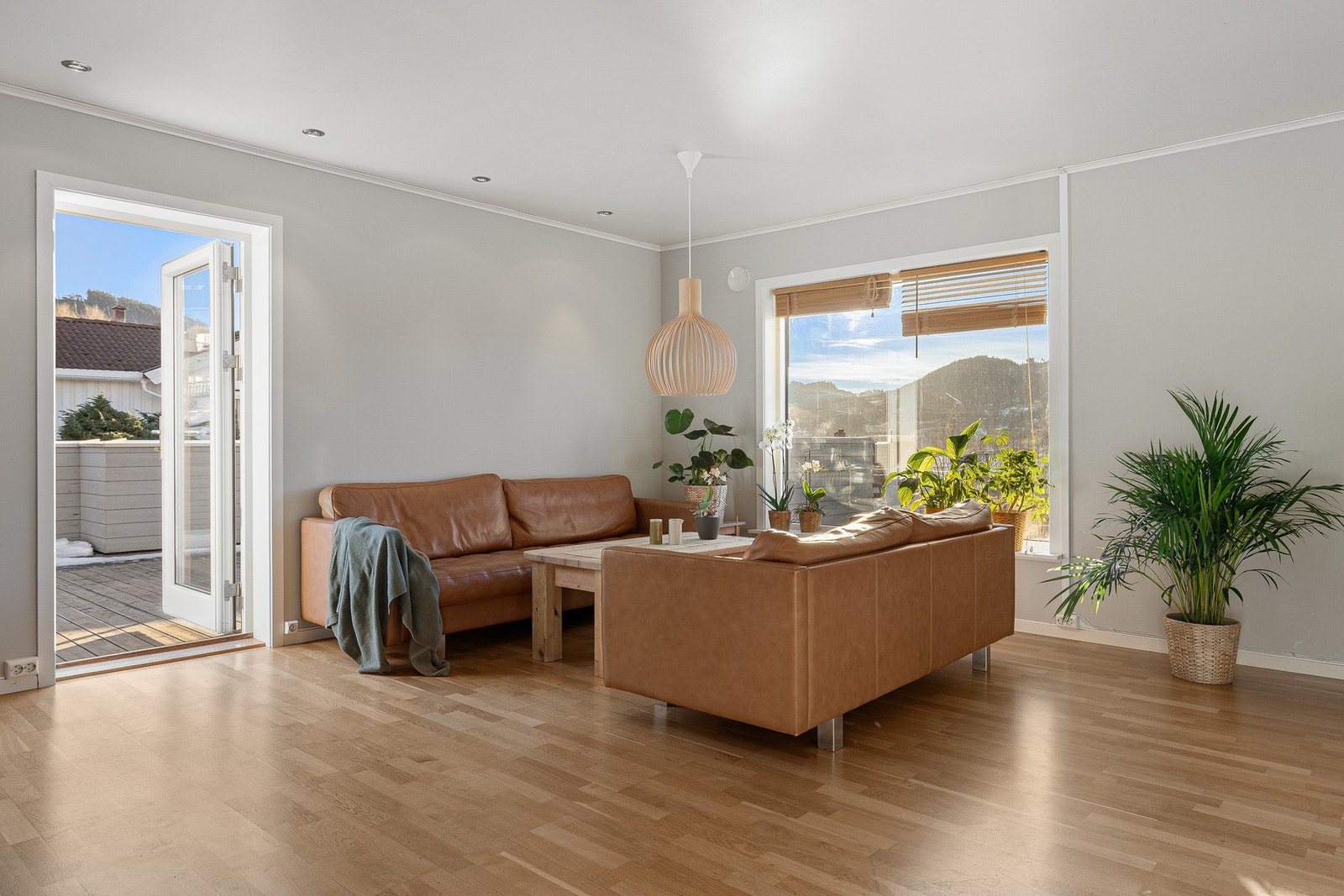 Fra stuen har du utgang til veranda. Galleribilde