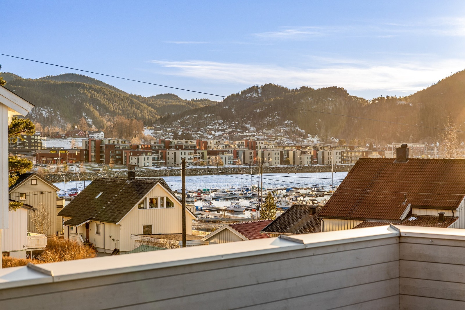 Området byr på gode solforhold, lite trafikk og nærhet til både sjø, turstier og øvrige friluftsområder. Galleribilde