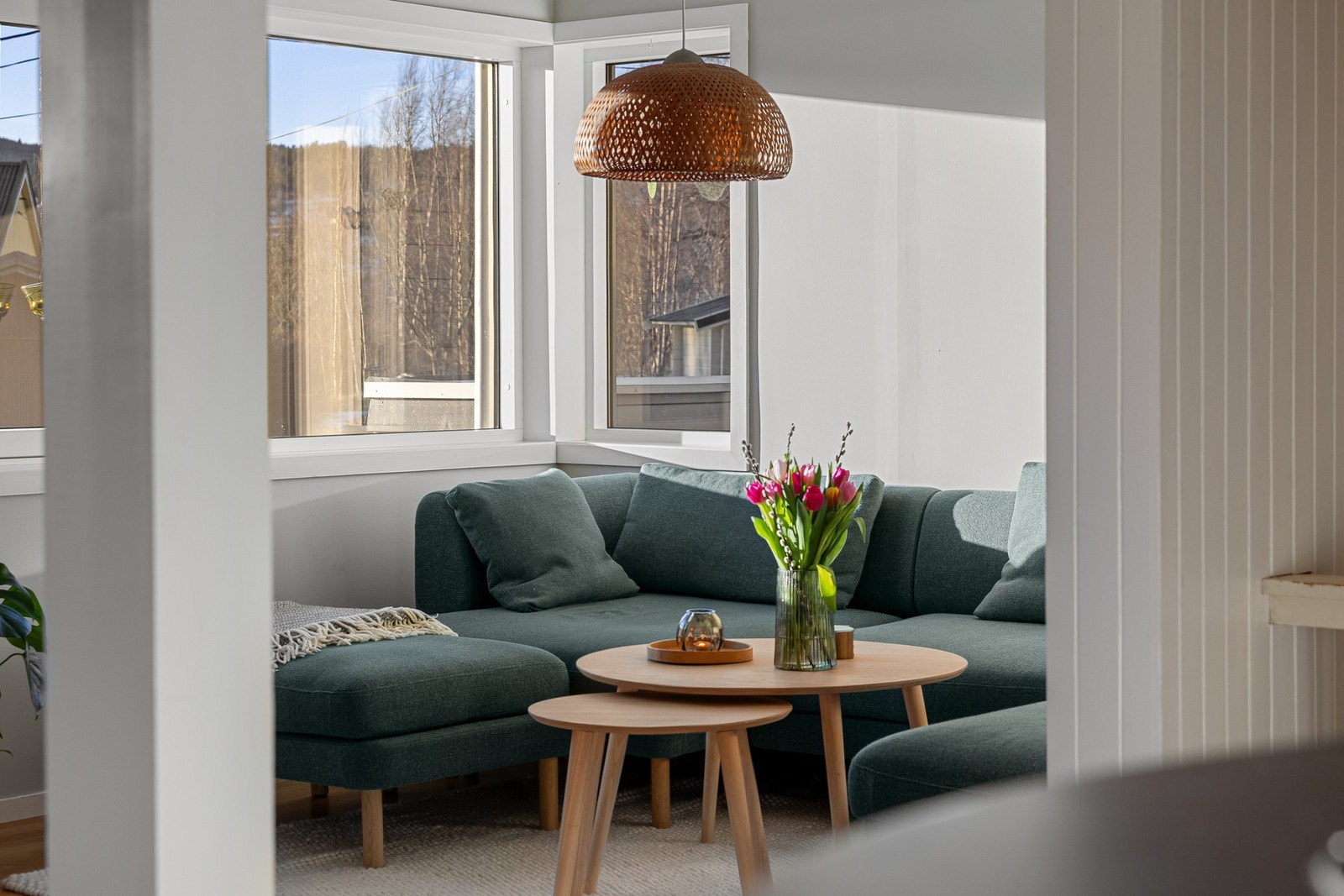 Store vindusoverflater som gir naturlige lysforhold i rommene. Galleribilde