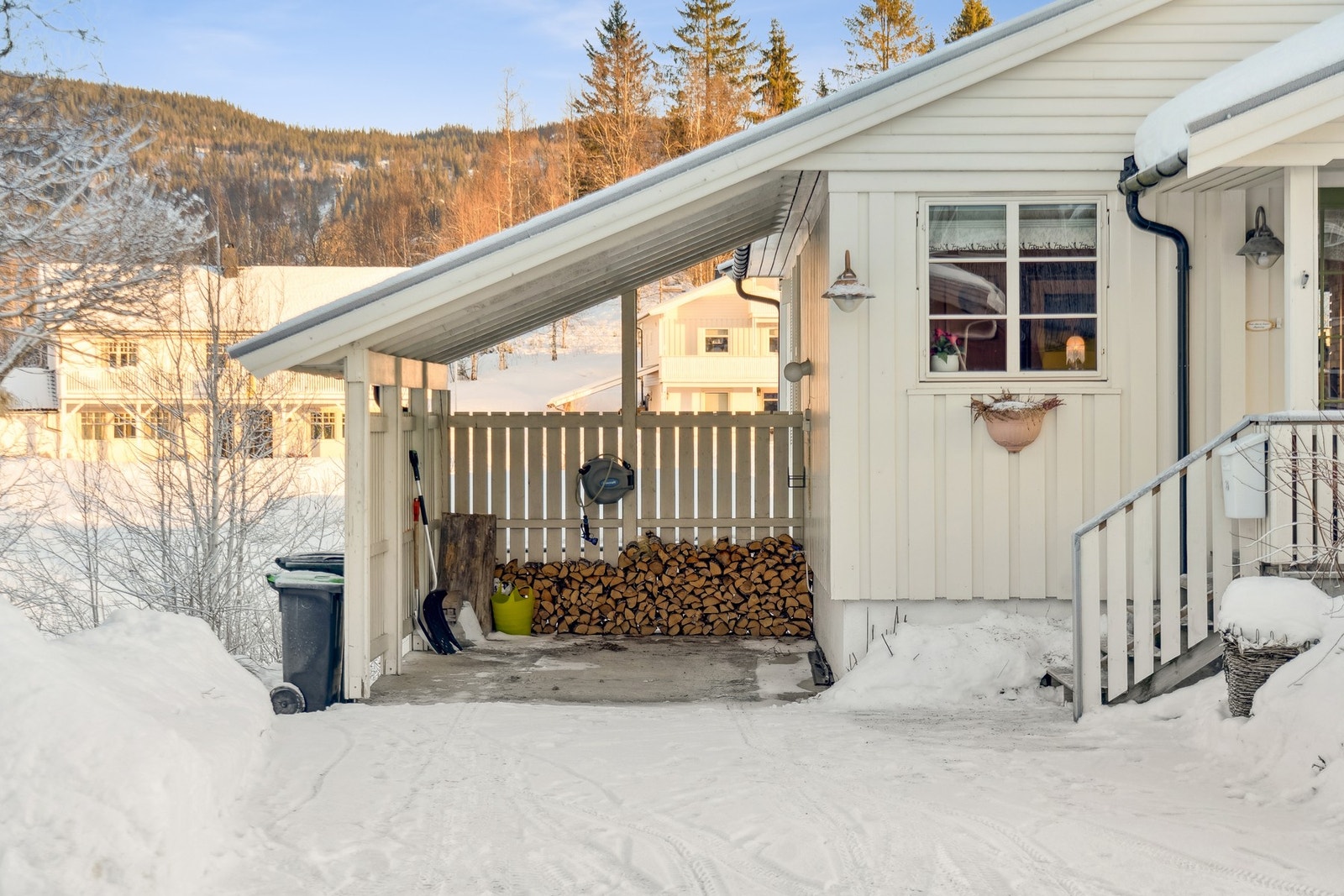 Fasade og carport Galleribilde