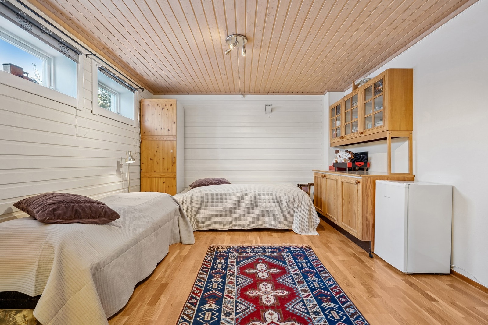 I kjelleretasjen er det soverom, stue, vaskerom og toalett. Galleribilde