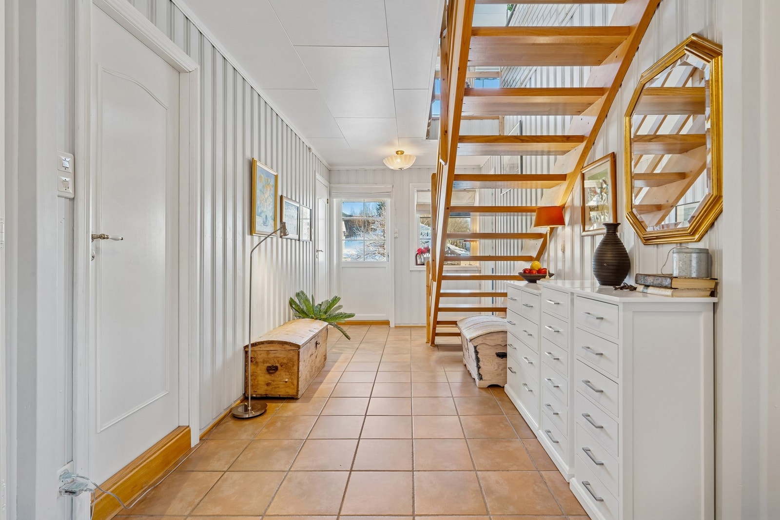 Trapp opp til hovedetasjen. Utgang til hage. Galleribilde