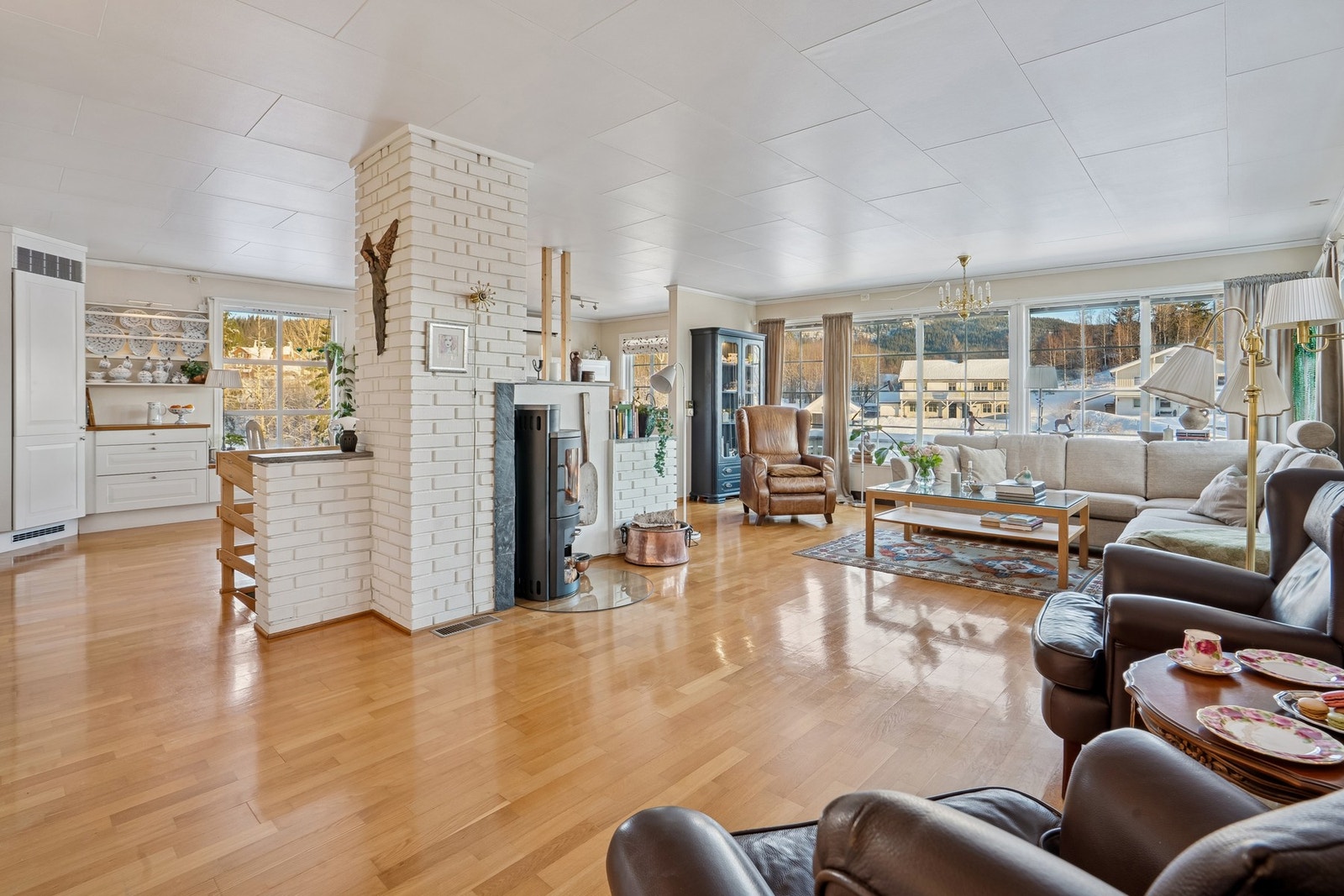 Stua har mange vinduer som slipper inn masse lys. Galleribilde