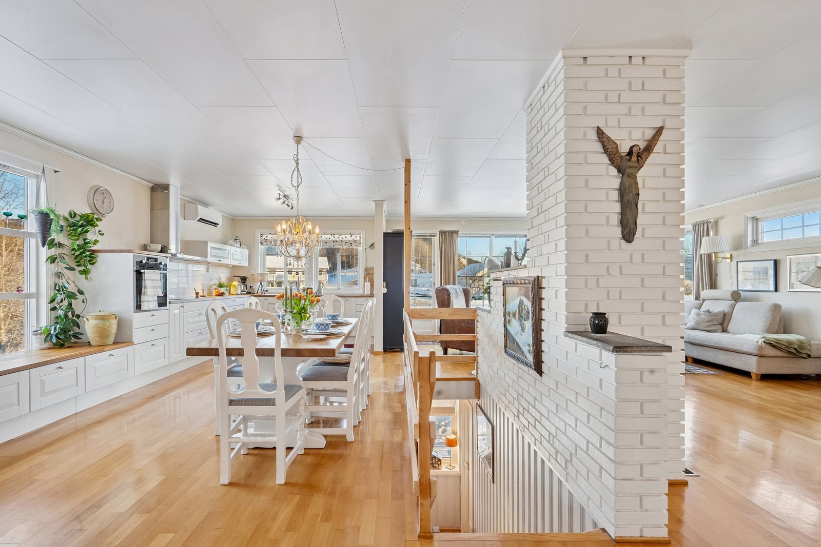 Stor stue med åpen kjøkkenløsning. Galleribilde