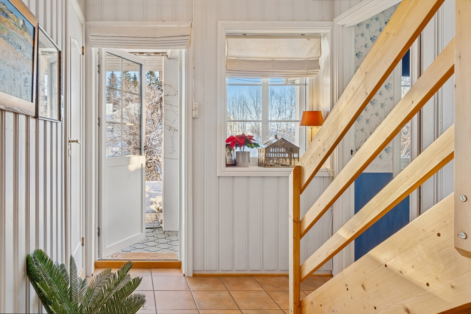 Utgang fra kjelleretasjen til hage. Galleribilde