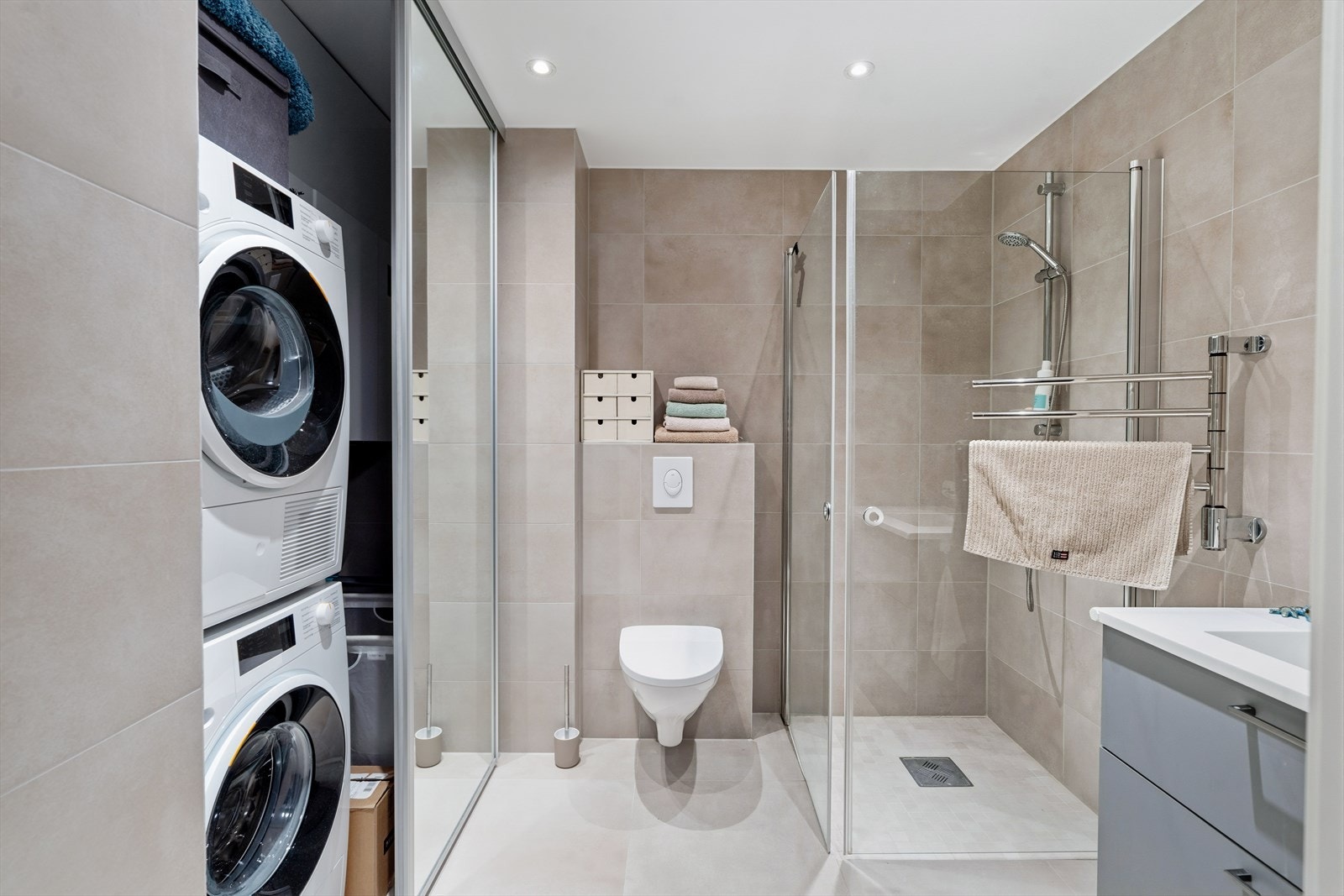 Flott og lyst bad med vaskemaskin og tørketrommel. Galleribilde