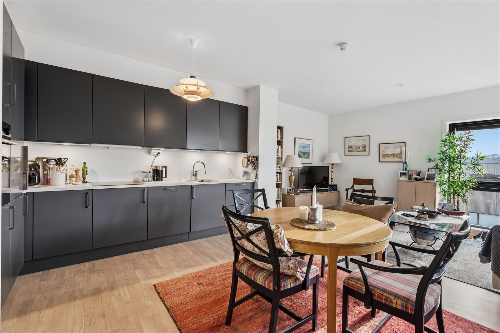 Flott kjøkken med god lagringsplass Galleribilde