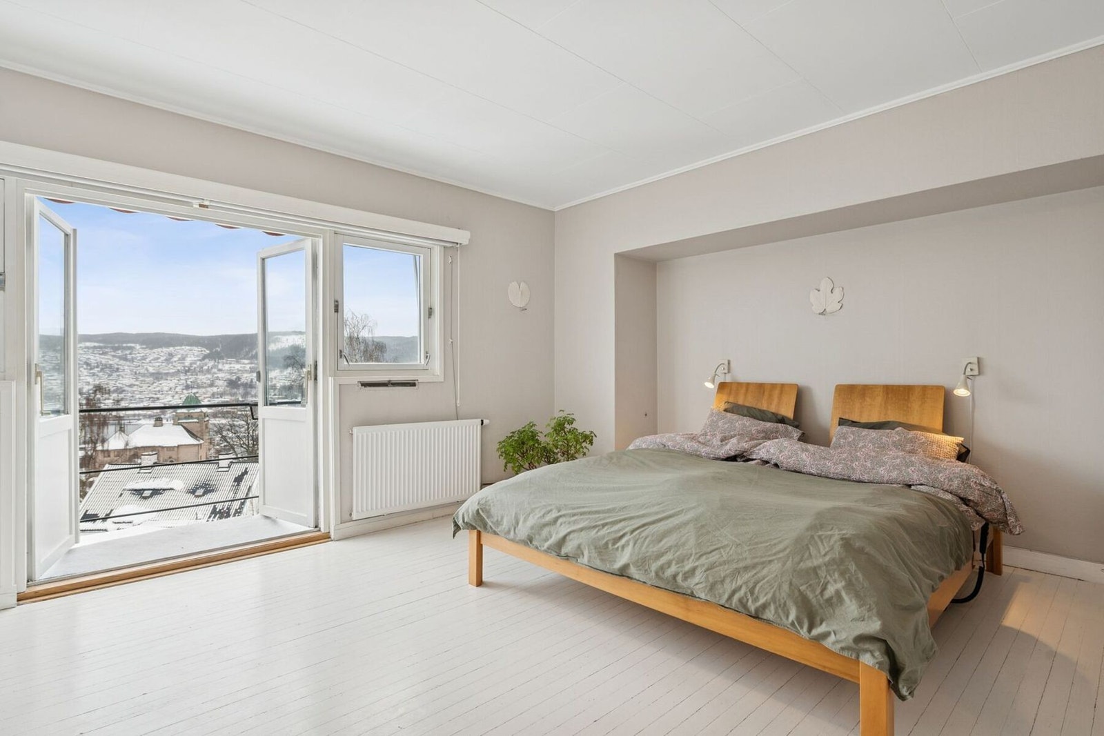 Hovedsoverom med utgang til solrik balkong med fantastisk utsikt over fjorden, elva og byen. Galleribilde