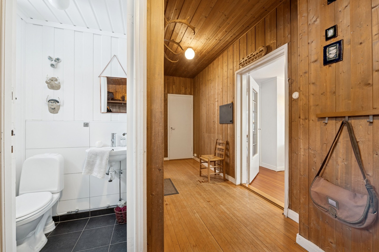 I 1.etg. har man en garderobedel med separat wc m/servant. Galleribilde