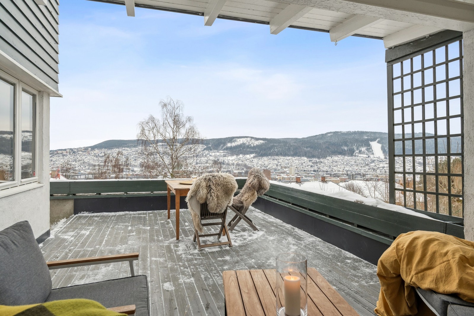 Terrassen er delvis overbygget. Her har man en lun og fin del som kan brukes store deler av året. Ytterste del har fine solforhold fra frokost til kvelds. Galleribilde